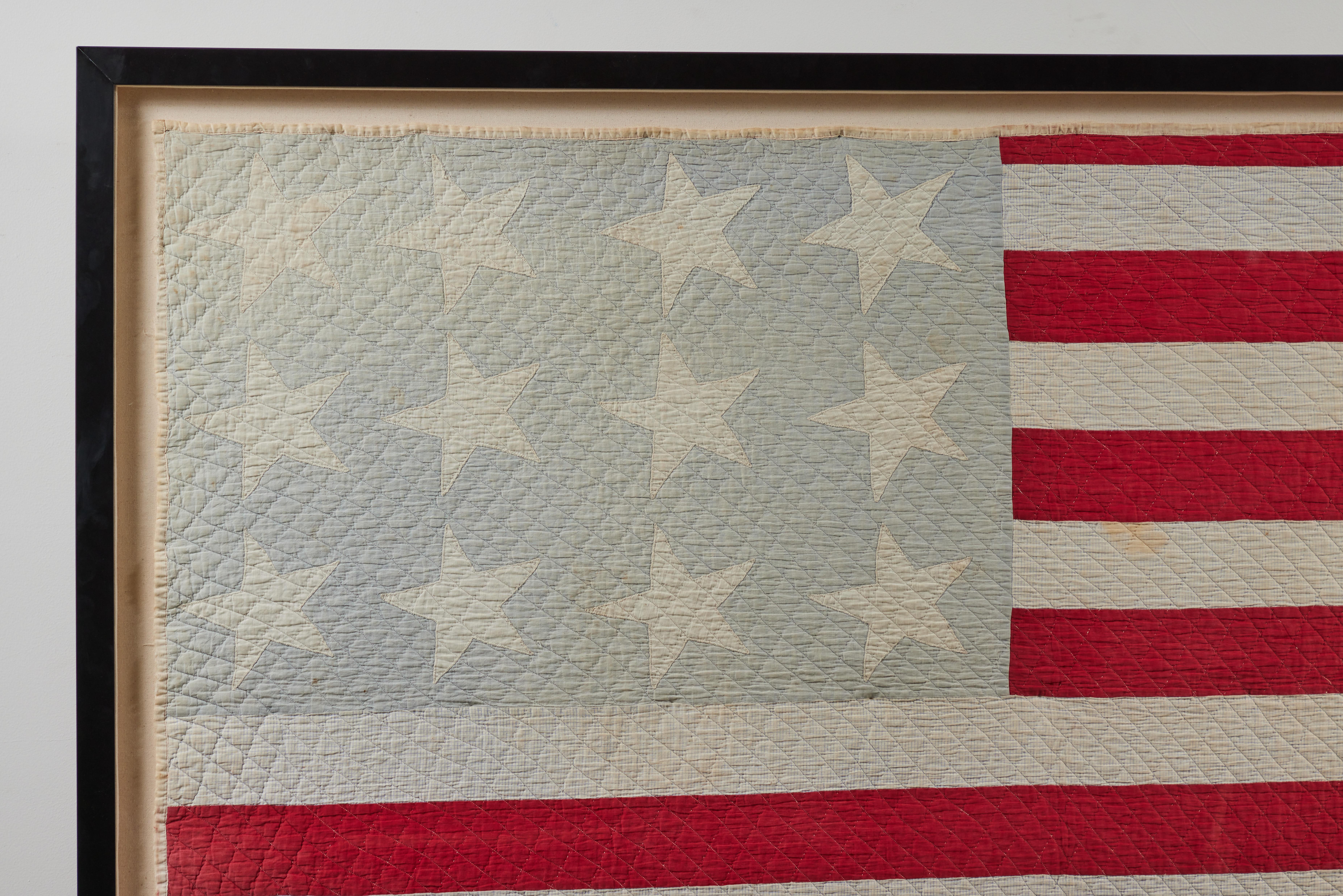 Artisanat Grande courtepointe d'art populaire encadrée du drapeau américain en vente