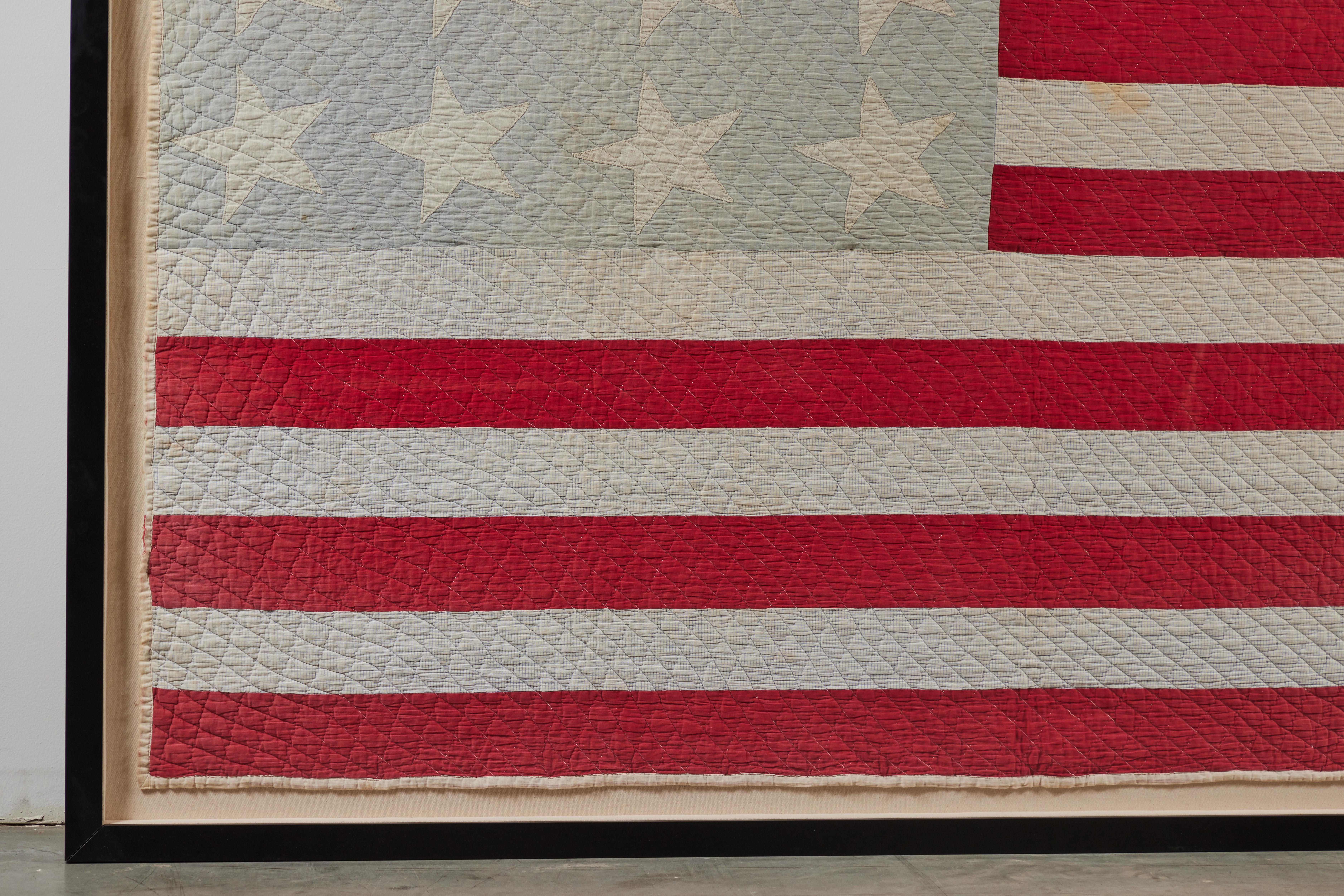 Fait main Grande courtepointe d'art populaire encadrée du drapeau américain en vente