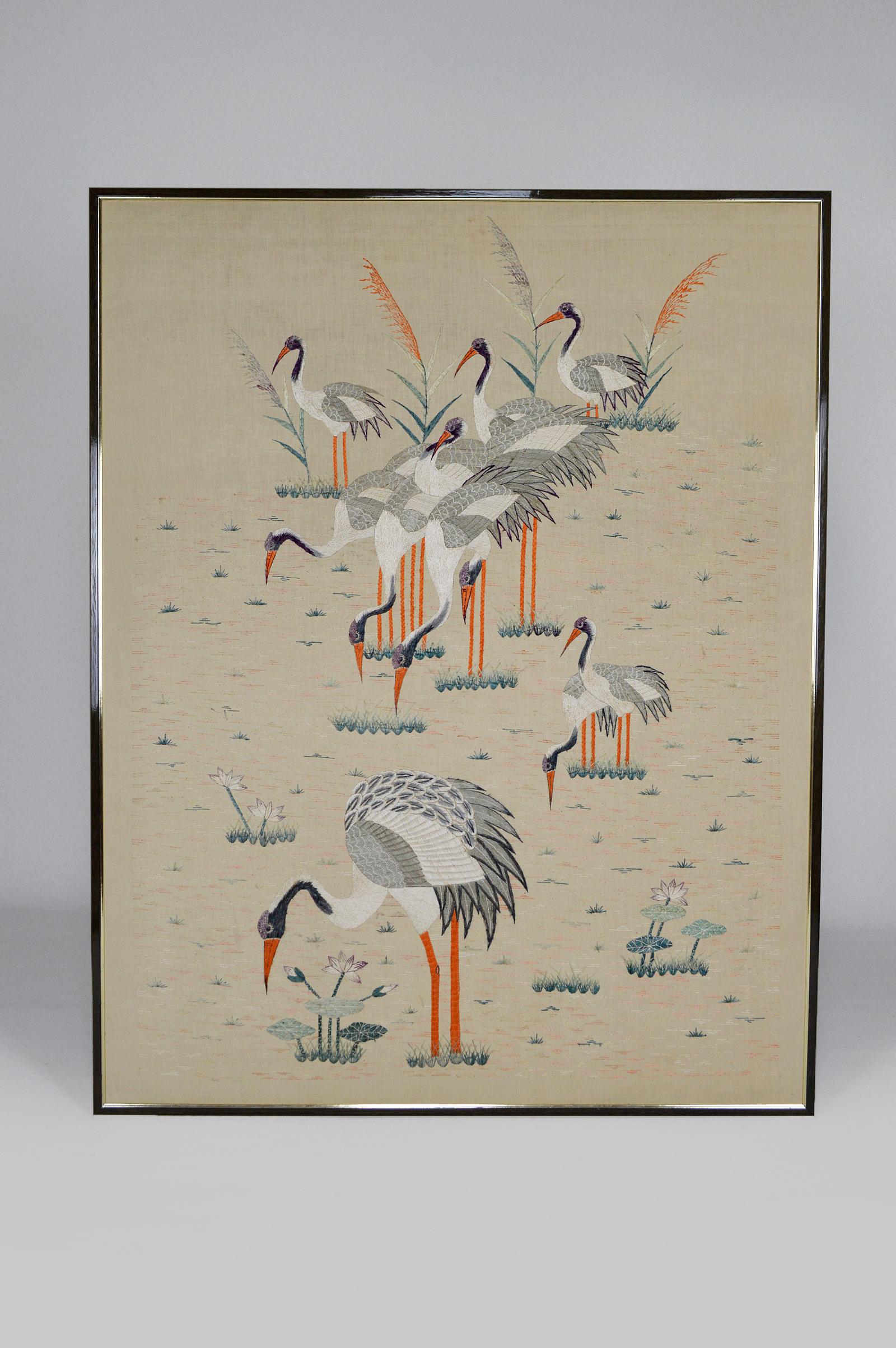 Textile panel / embroidered tapestry.
Superb and rare craft work, handmade, hundreds of hours of work.
The tapestry represents a group of Asian cranes in a swamp / rice field.
Asia, French Indochina (Tonkin), Actual Vietnam.
Art Deco era, circa