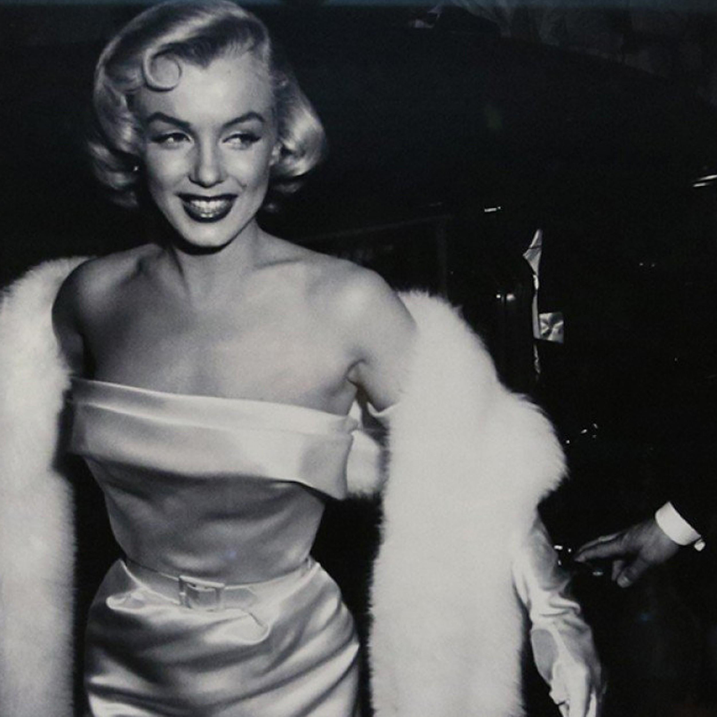 Große gerahmte Schwarz-Weiß-Fotografie von Marilyn Monroe (Moderne der Mitte des Jahrhunderts) im Angebot