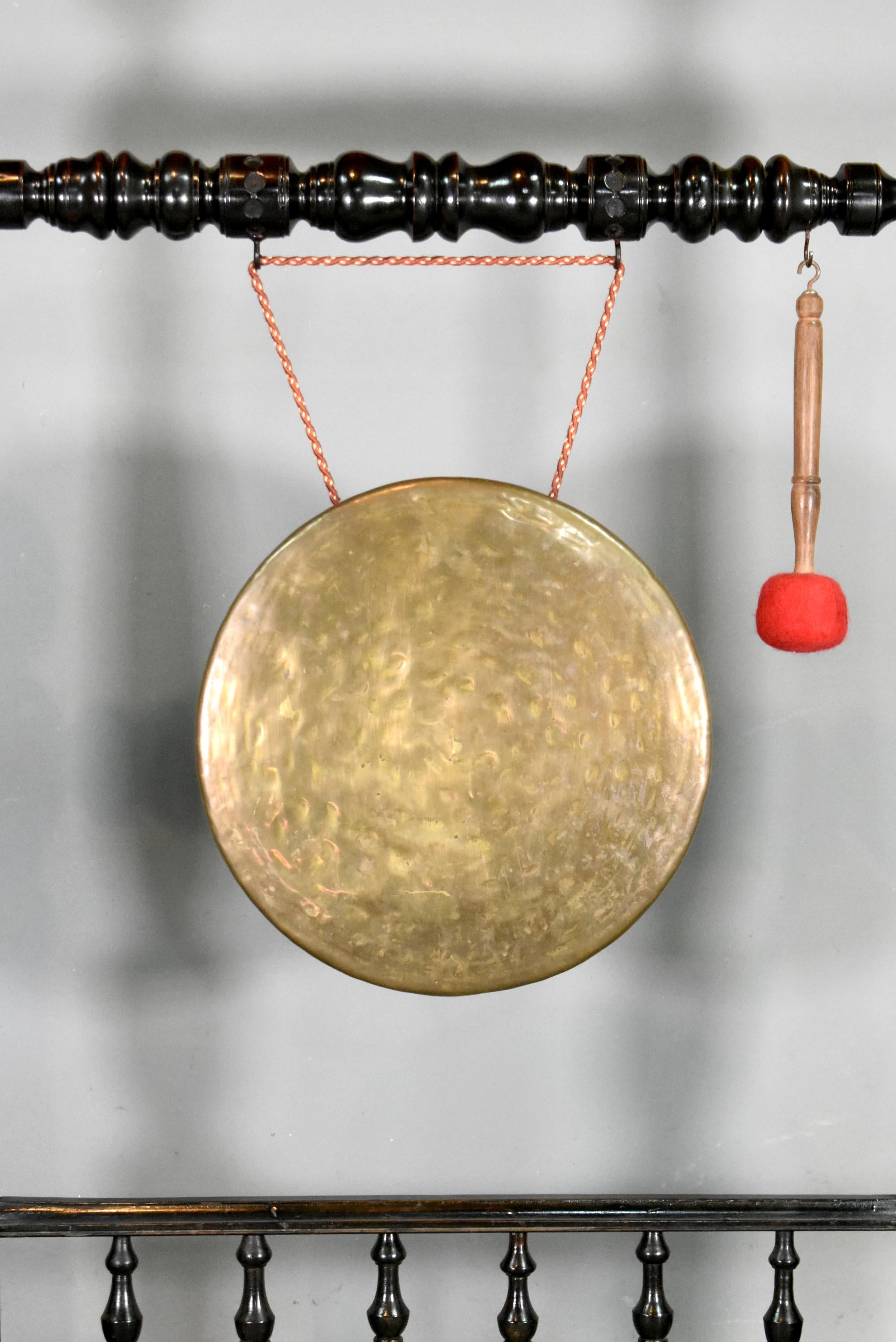20ième siècle Grand gong encadré en acajou  en vente