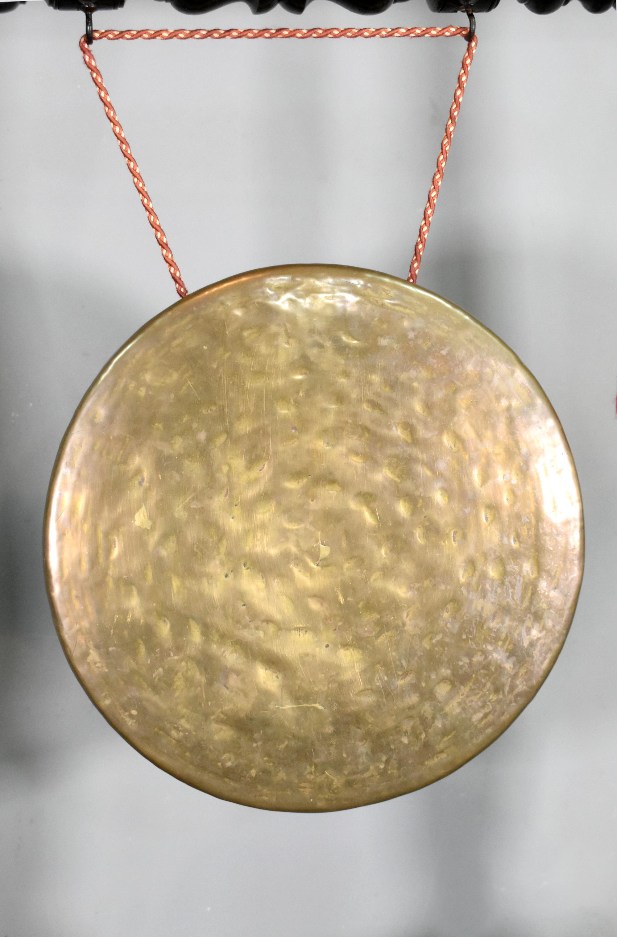 Bronze Grand gong encadré en acajou  en vente