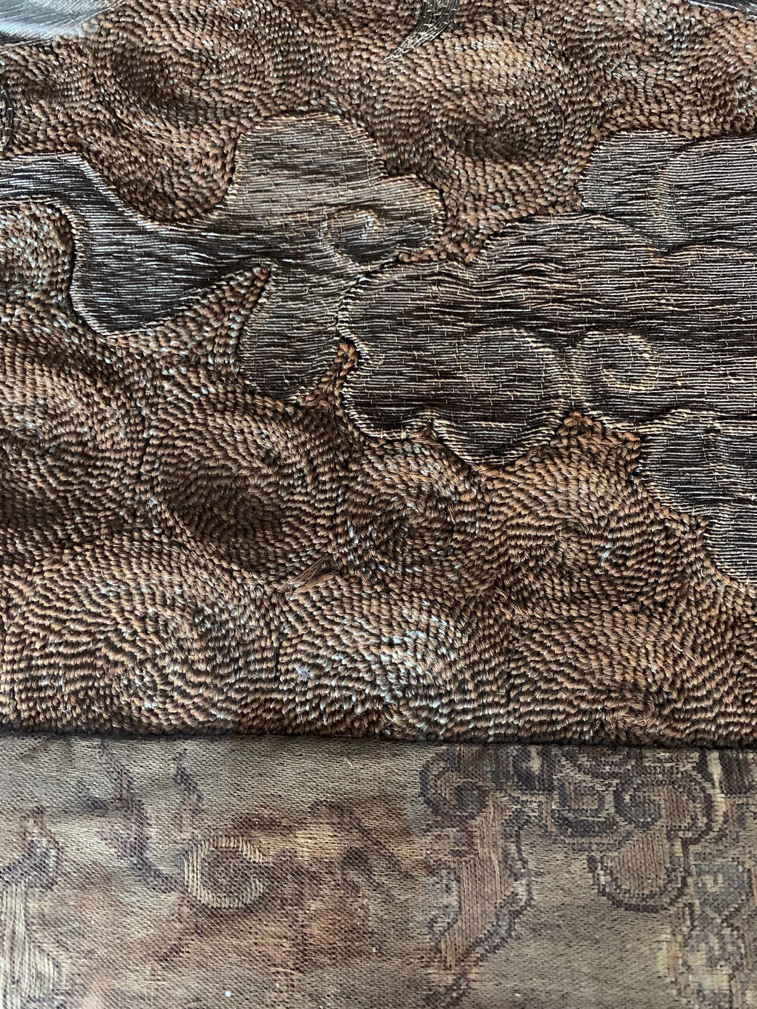 Grande tapisserie de dragon en broderie japonaise encadrée en vente 3