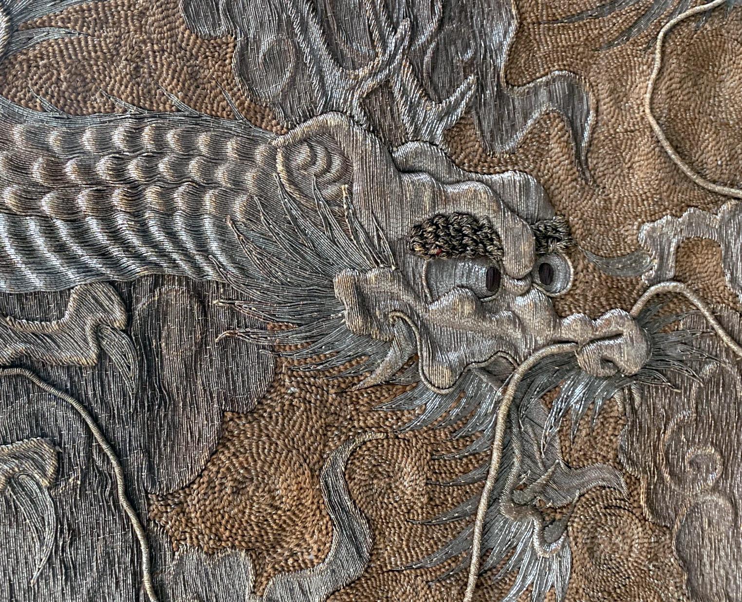 Japonisme Grande tapisserie de dragon en broderie japonaise encadrée en vente