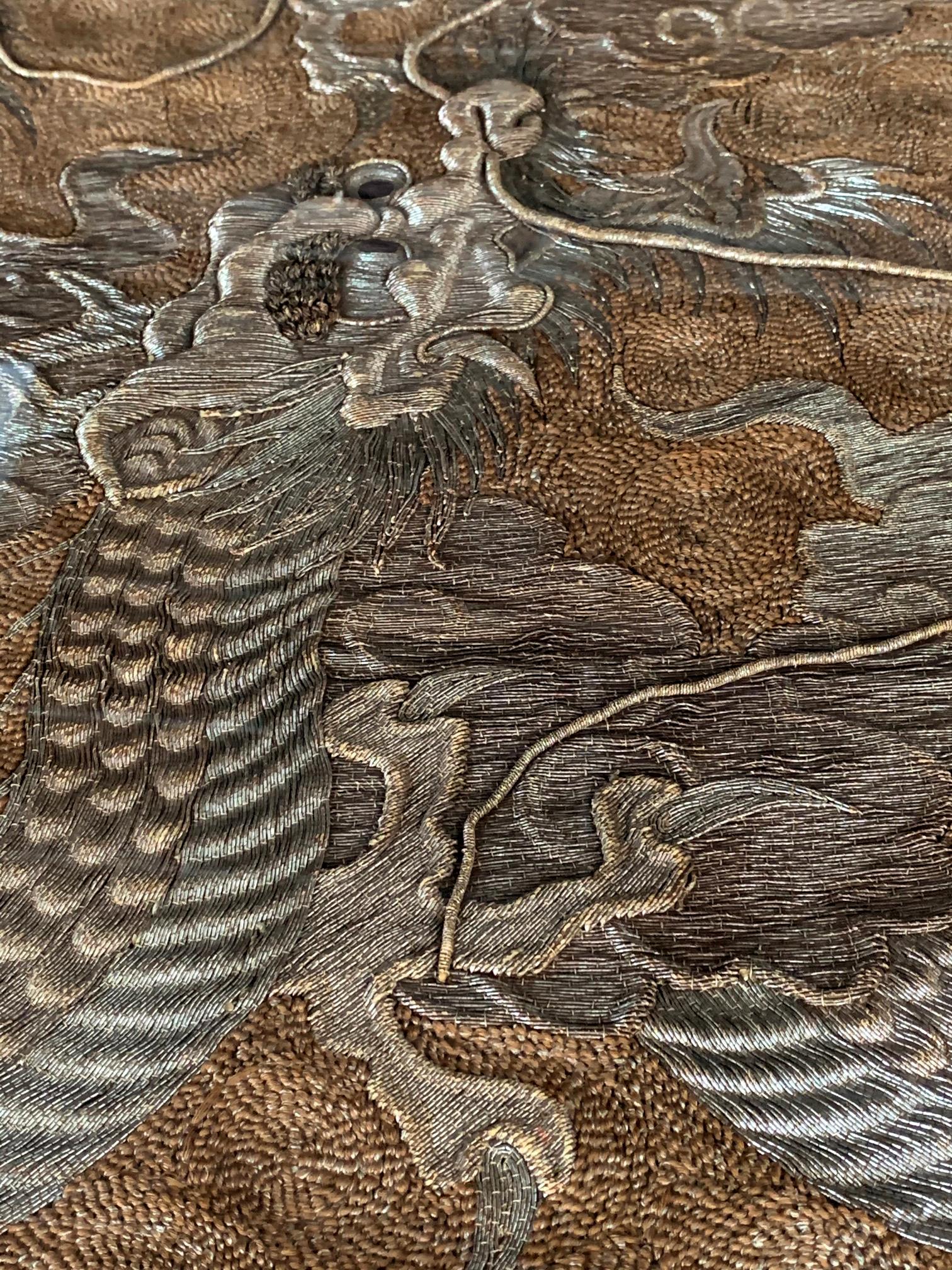 Japonais Grande tapisserie de dragon en broderie japonaise encadrée en vente
