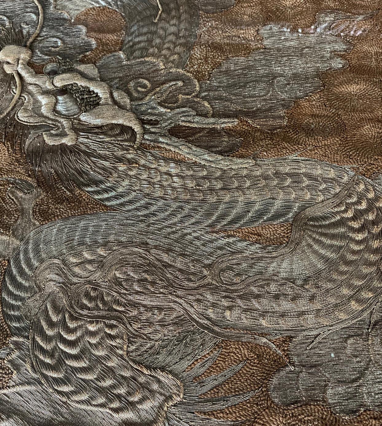 Grande tapisserie de dragon en broderie japonaise encadrée Bon état - En vente à Atlanta, GA