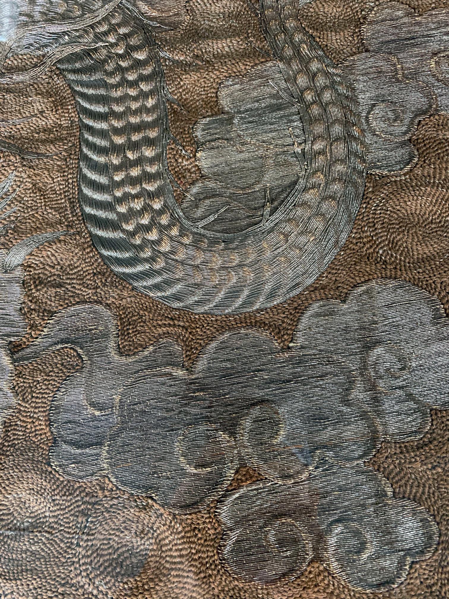Textile Grande tapisserie de dragon en broderie japonaise encadrée en vente