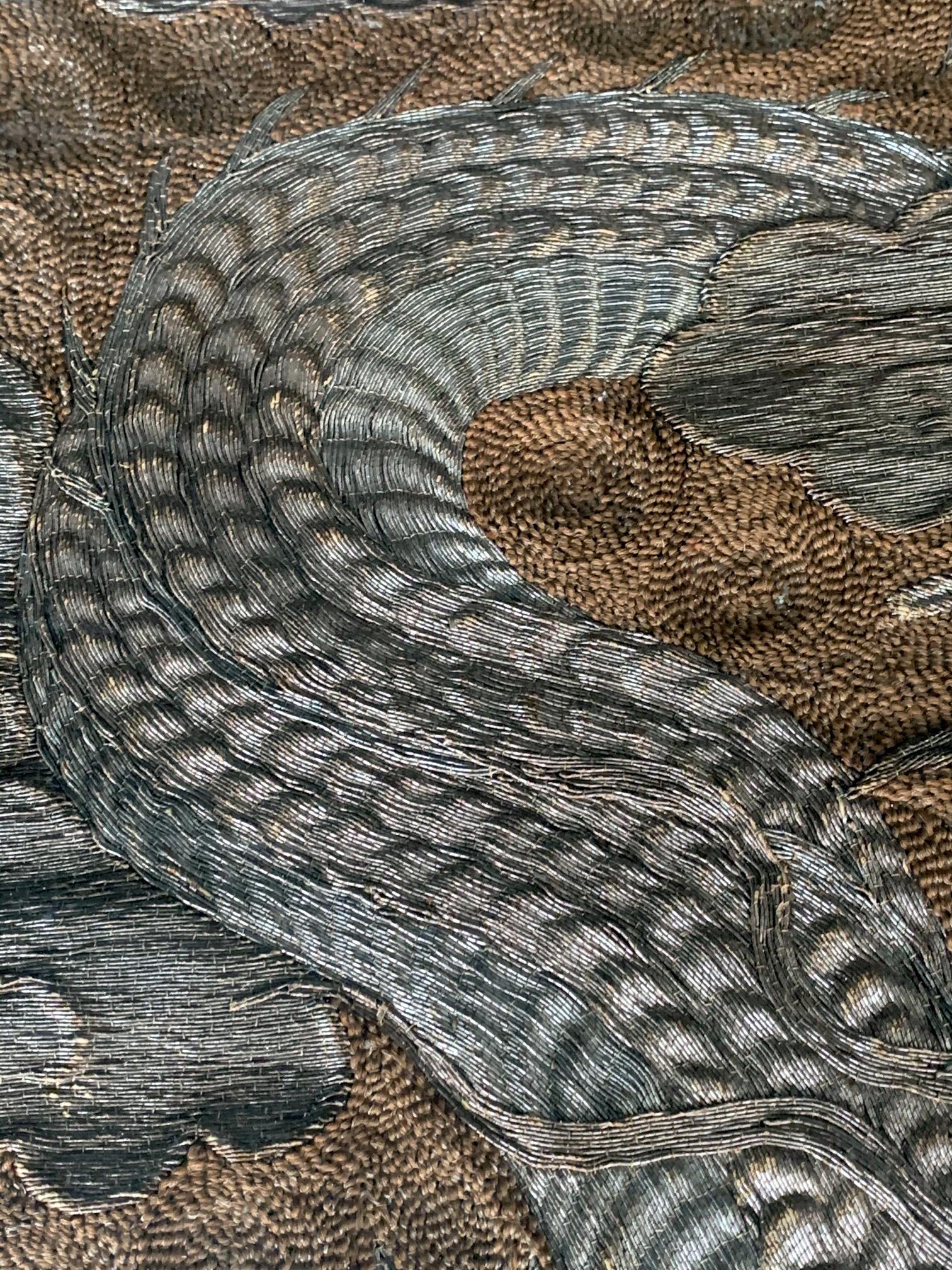Grande tapisserie de dragon en broderie japonaise encadrée en vente 1