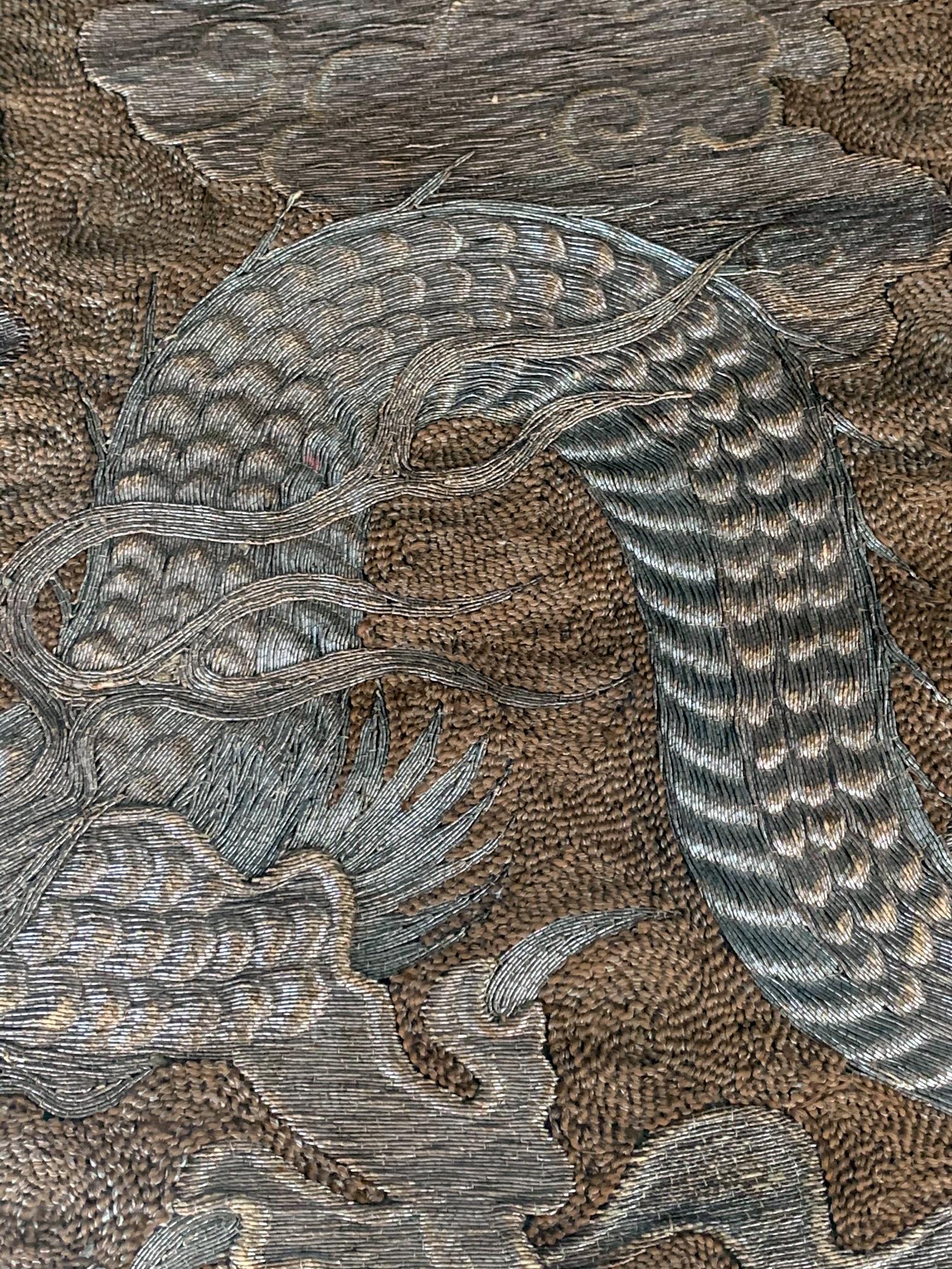 Grande tapisserie de dragon en broderie japonaise encadrée en vente 2