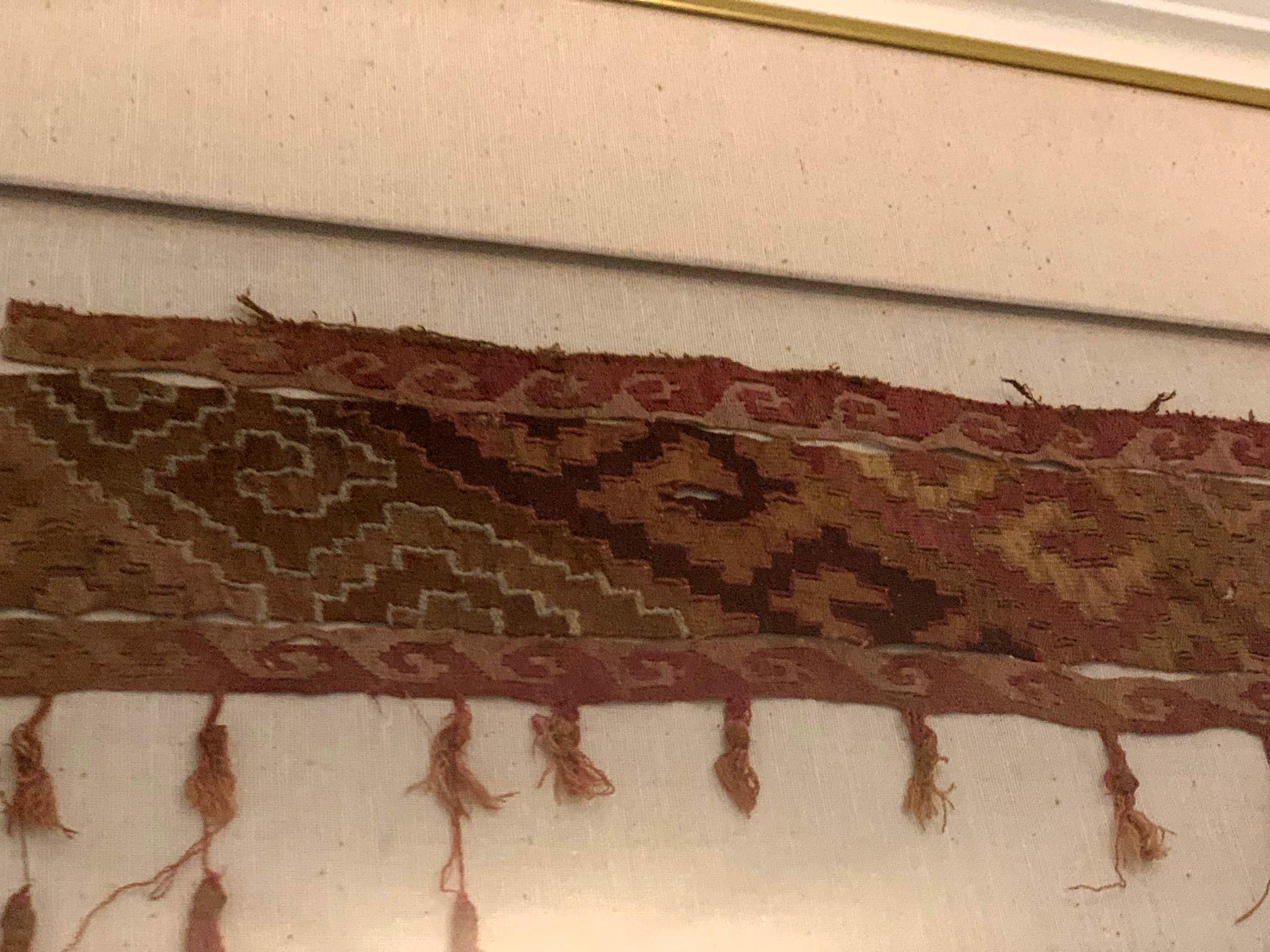 Großes gerahmtes präkolumbianisches antikes peruanisches Textilfragment der Chancay-Kultur (Präkolumbisch) im Angebot