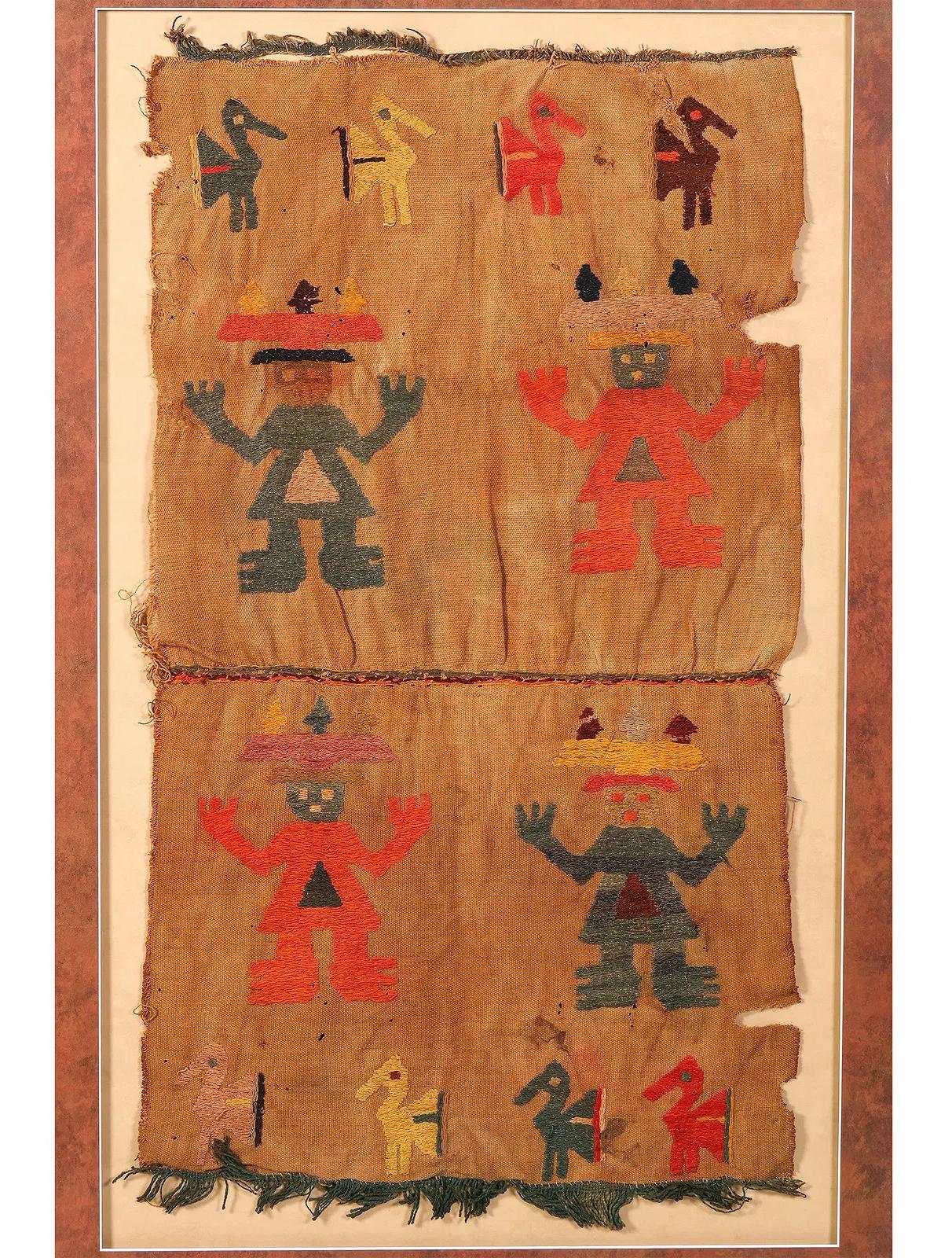 Panneau textile antique précolombien de la culture Chimu ou Chancay de la côte centrale et septentrionale de l'actuel Pérou. La culture Chancay a prospéré à la fin de la période intermédiaire/fin de l'horizon, vers AD. 1000-1470, jusqu'à ce qu'elle