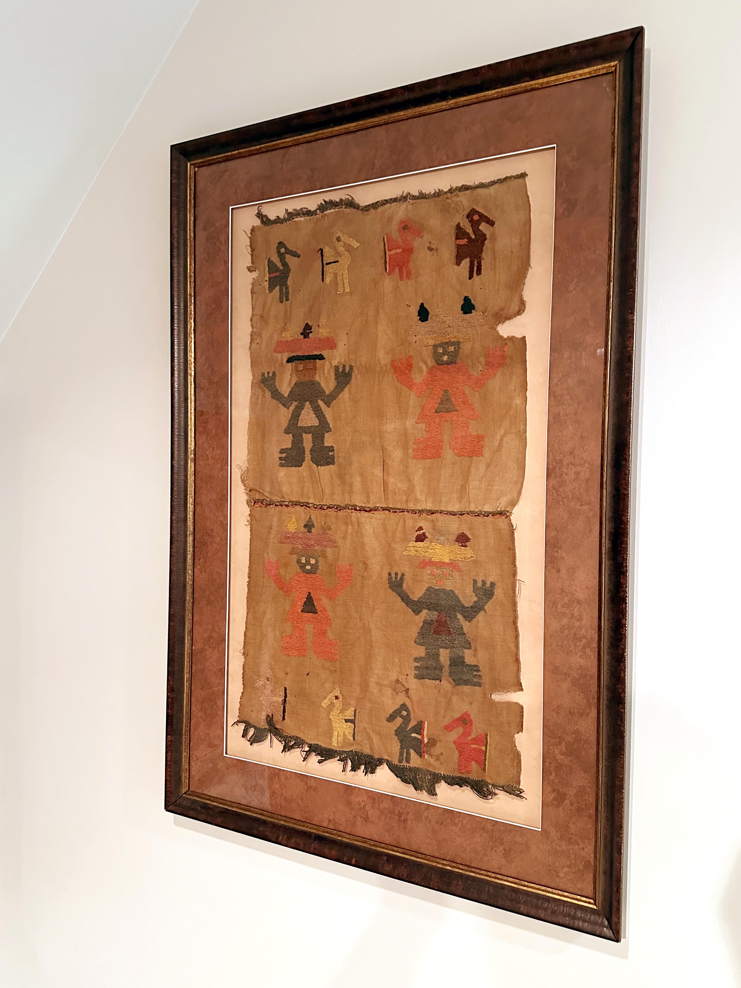 Un antico pannello tessile precolombiano della cultura Chimu o Chancay della costa centrale e settentrionale dell'attuale Perù. La cultura Chancay prosperò nel tardo periodo intermedio e nel tardo orizzonte, circa ADS. 1000-1470 fino a quando non fu