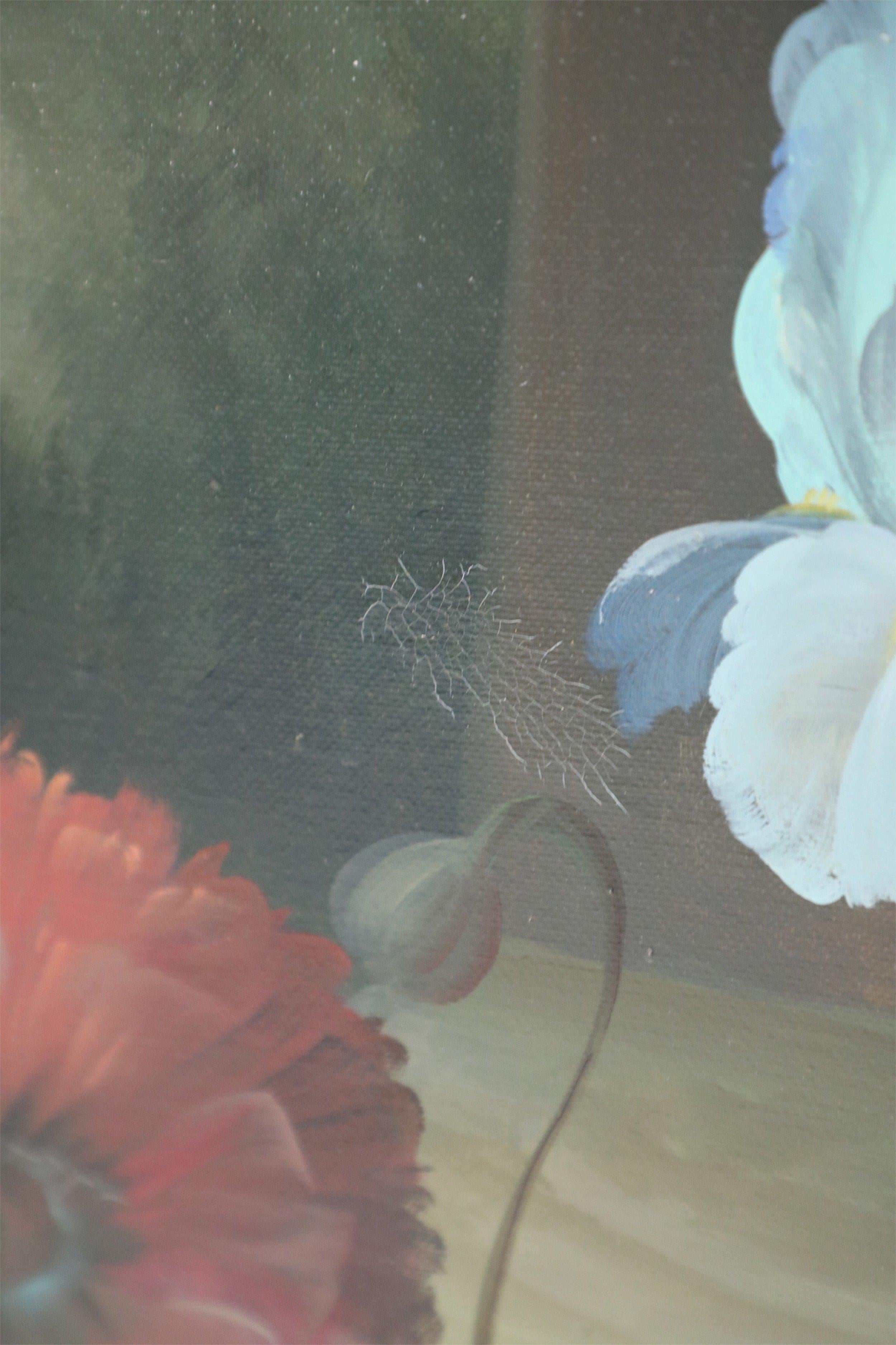 Toile Grande peinture à l'huile encadrée d'une nature morte encadrée représentant une urne de fleurs et de fruits sur un jardin en vente