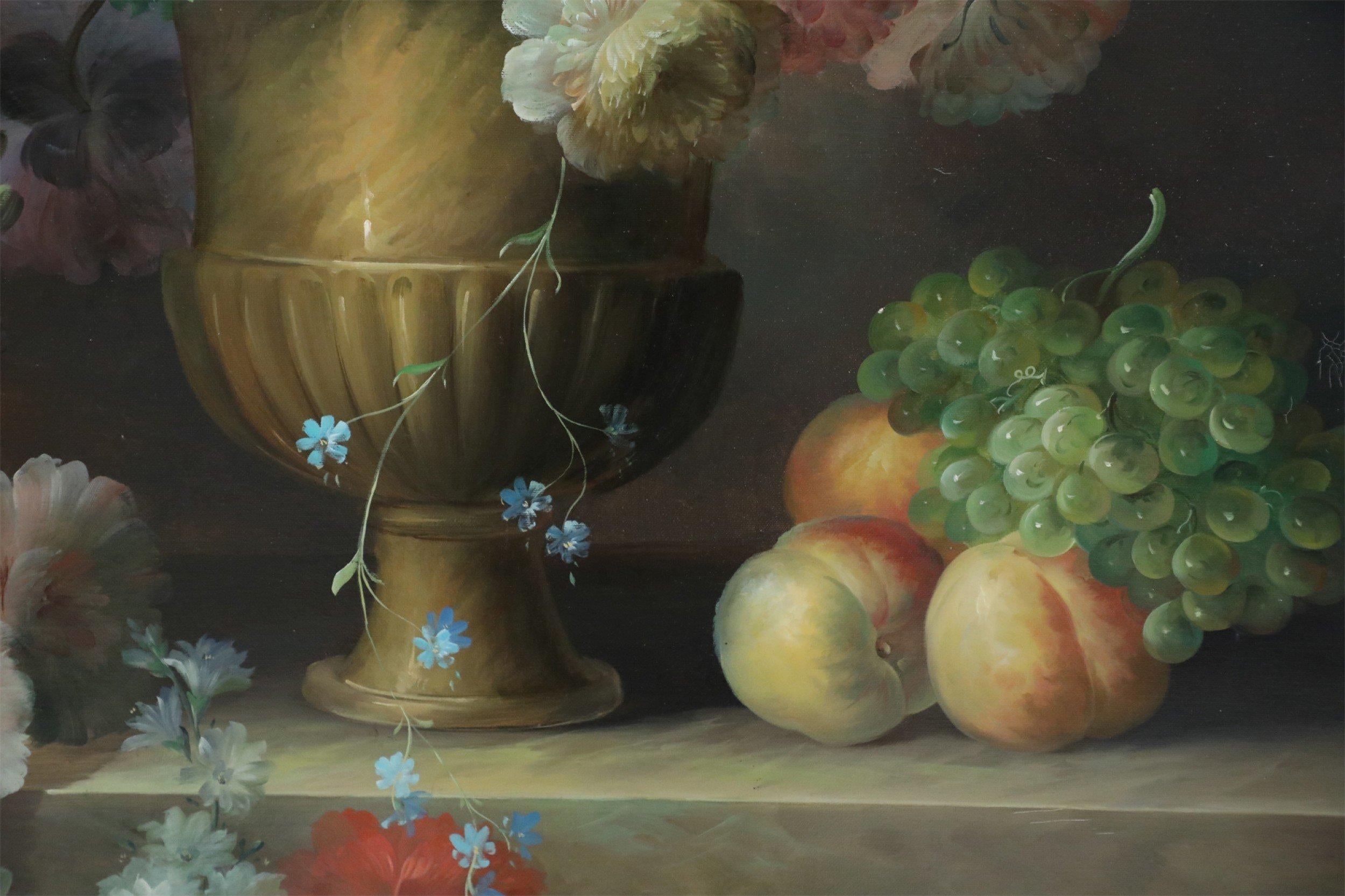 Grande peinture à l'huile encadrée d'une nature morte encadrée représentant une urne de fleurs et de fruits sur un jardin en vente 1