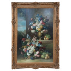 Grande peinture à l'huile encadrée d'une nature morte encadrée représentant une urne de fleurs et de fruits sur un jardin