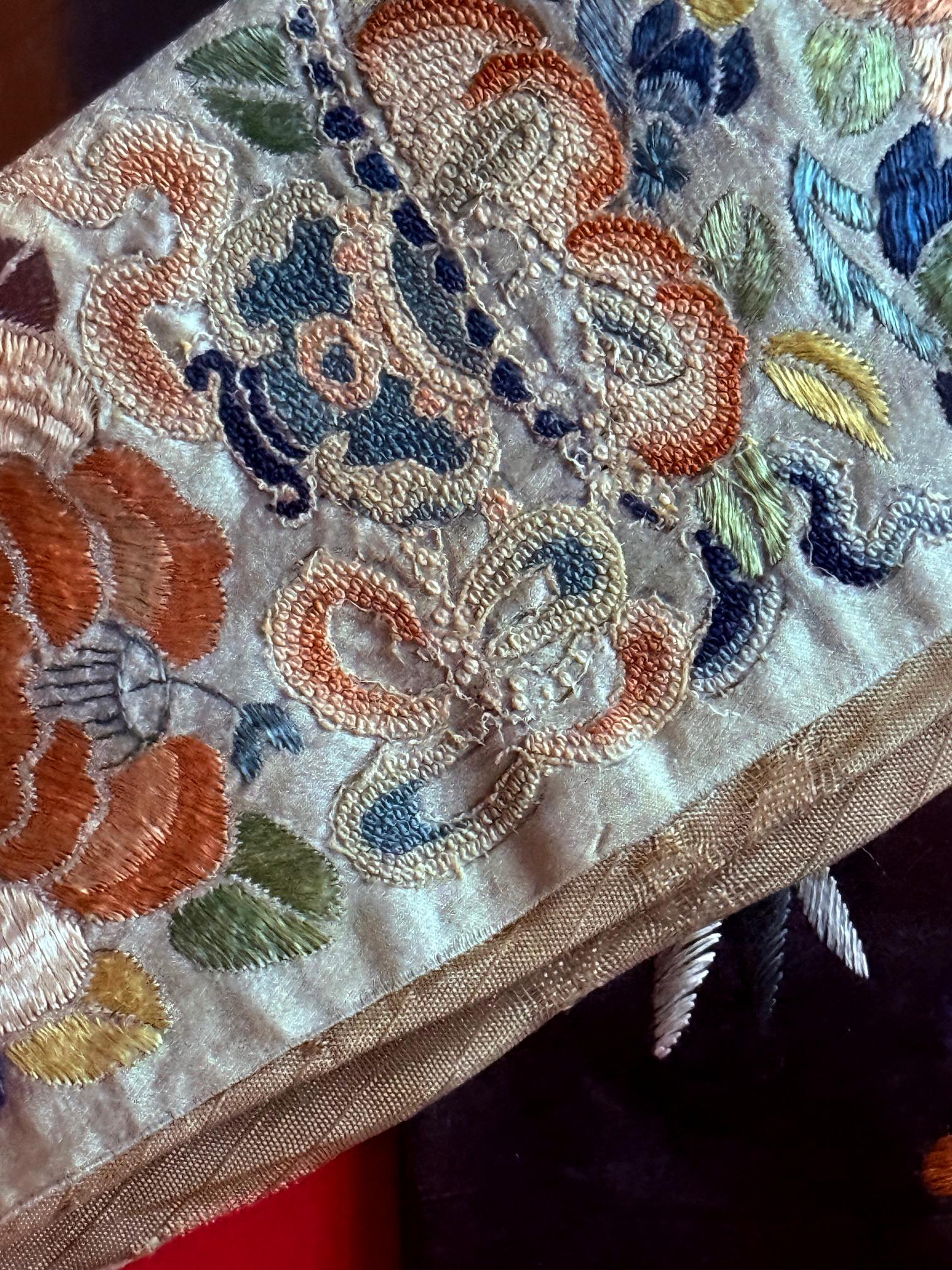 Grande robe brodée chinoise ancienne de la dynastie Qing encadrée en vente 3