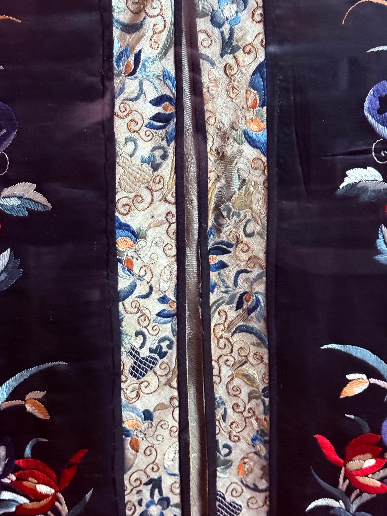 Grande robe brodée chinoise ancienne de la dynastie Qing encadrée en vente 4