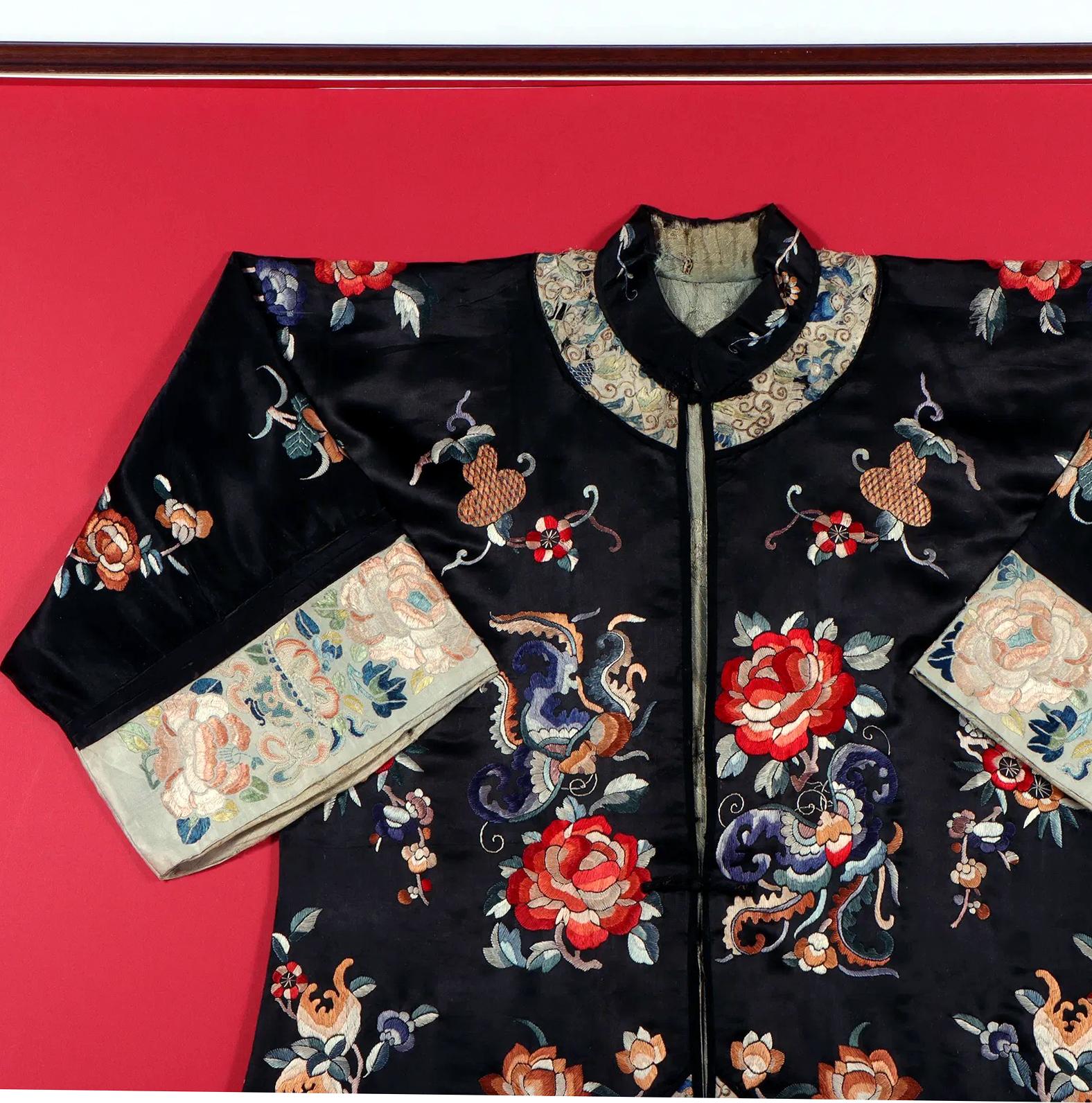 Chinois Grande robe brodée chinoise ancienne de la dynastie Qing encadrée en vente