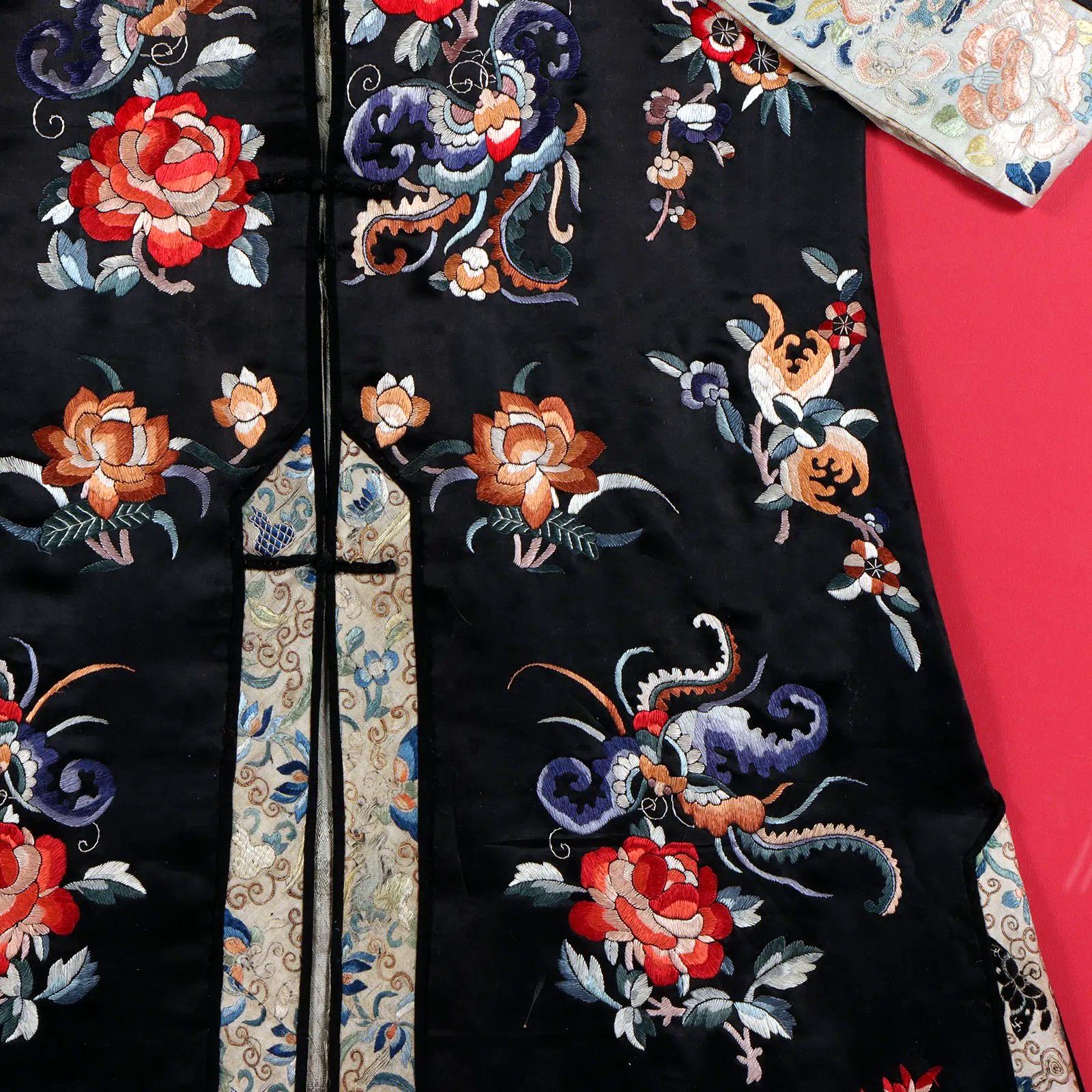 Brodé Grande robe brodée chinoise ancienne de la dynastie Qing encadrée en vente