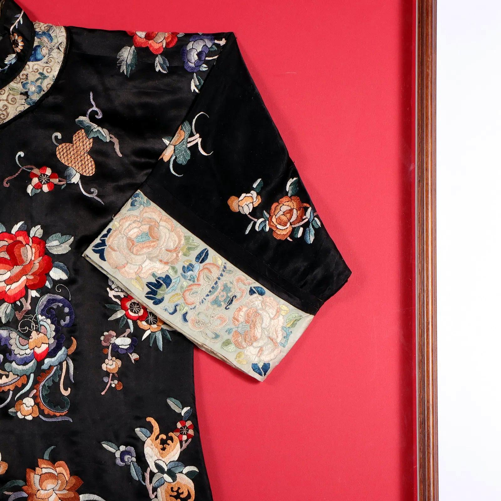 Grande robe brodée chinoise ancienne de la dynastie Qing encadrée Bon état - En vente à Atlanta, GA