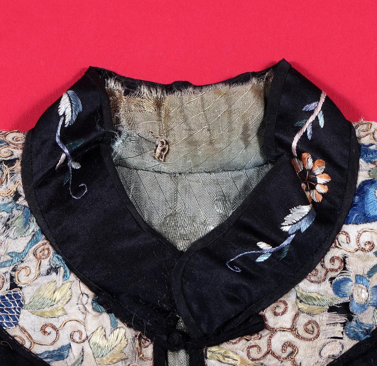 XIXe siècle Grande robe brodée chinoise ancienne de la dynastie Qing encadrée en vente