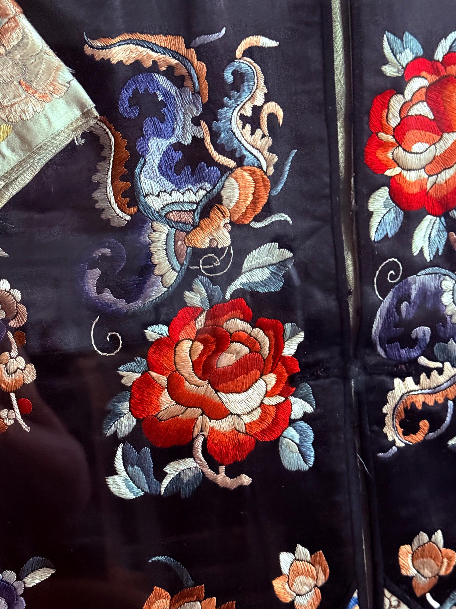 Grande robe brodée chinoise ancienne de la dynastie Qing encadrée en vente 1