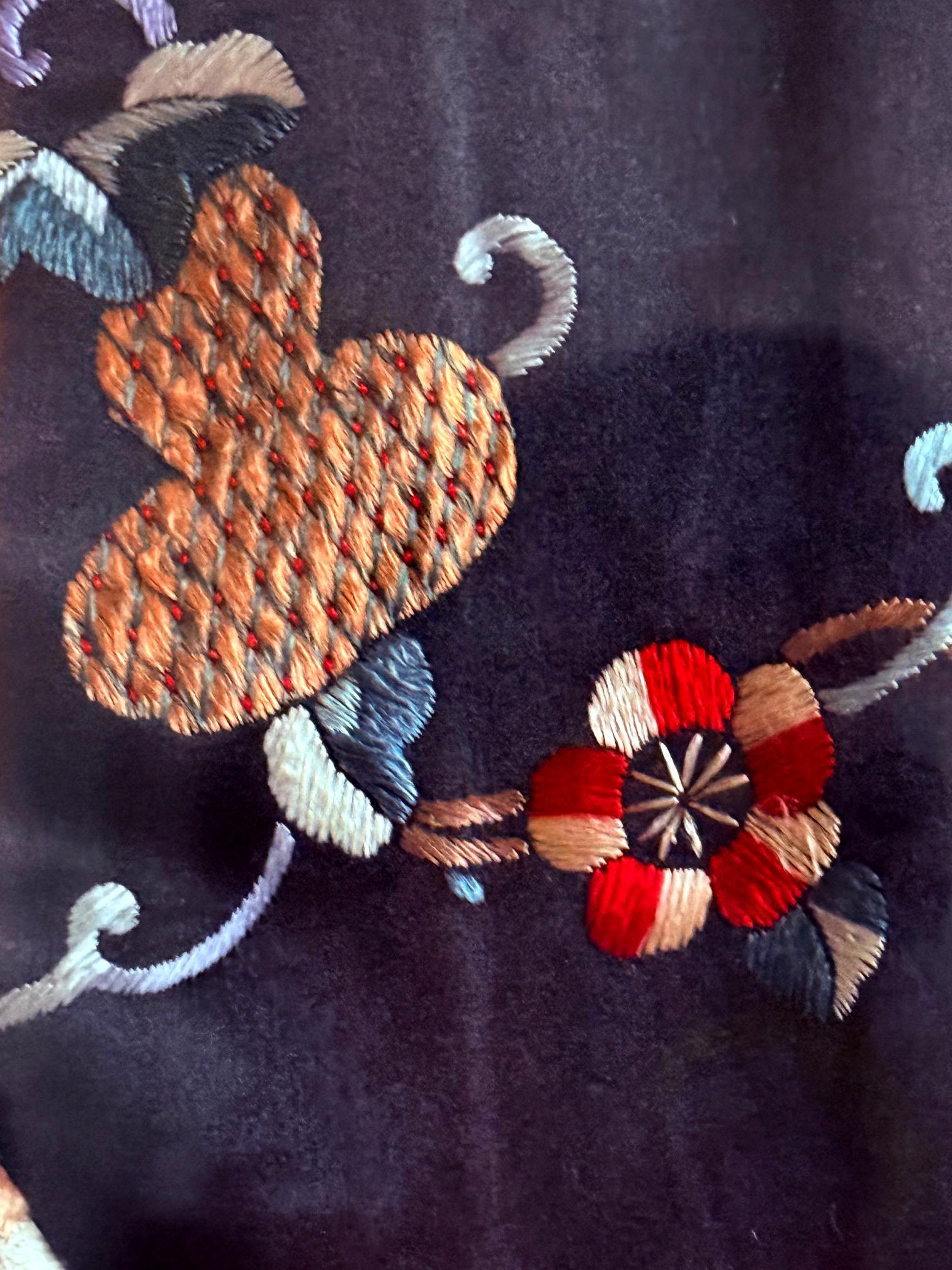 Grande robe brodée chinoise ancienne de la dynastie Qing encadrée en vente 2