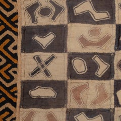 Grand fragment de textile encadré représentant une jupe de danse de cérémonie provenant de Kuba People