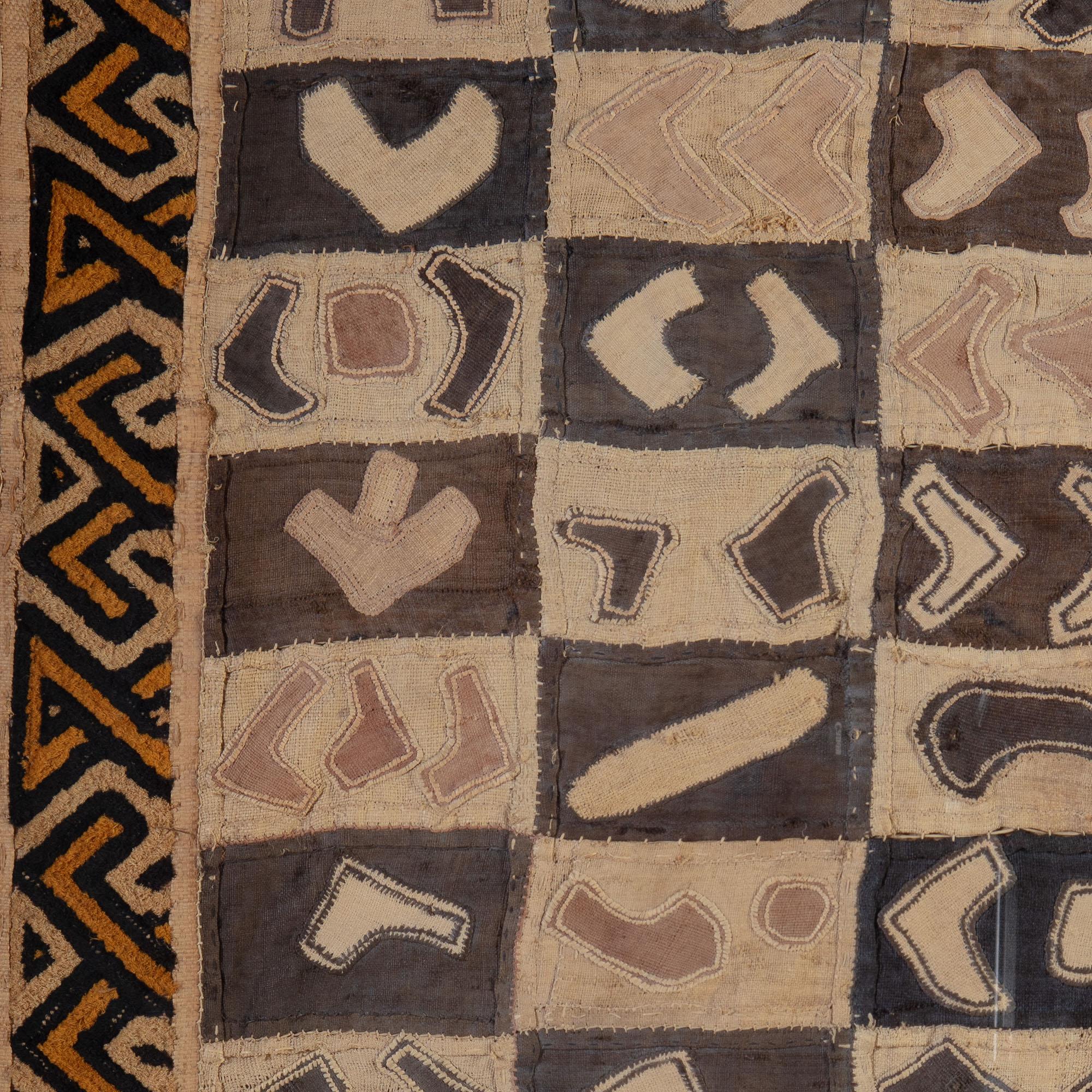 Congolese Frammento tessile incorniciato di grandi dimensioni di una gonna da ballo cerimoniale del Kuba People in vendita