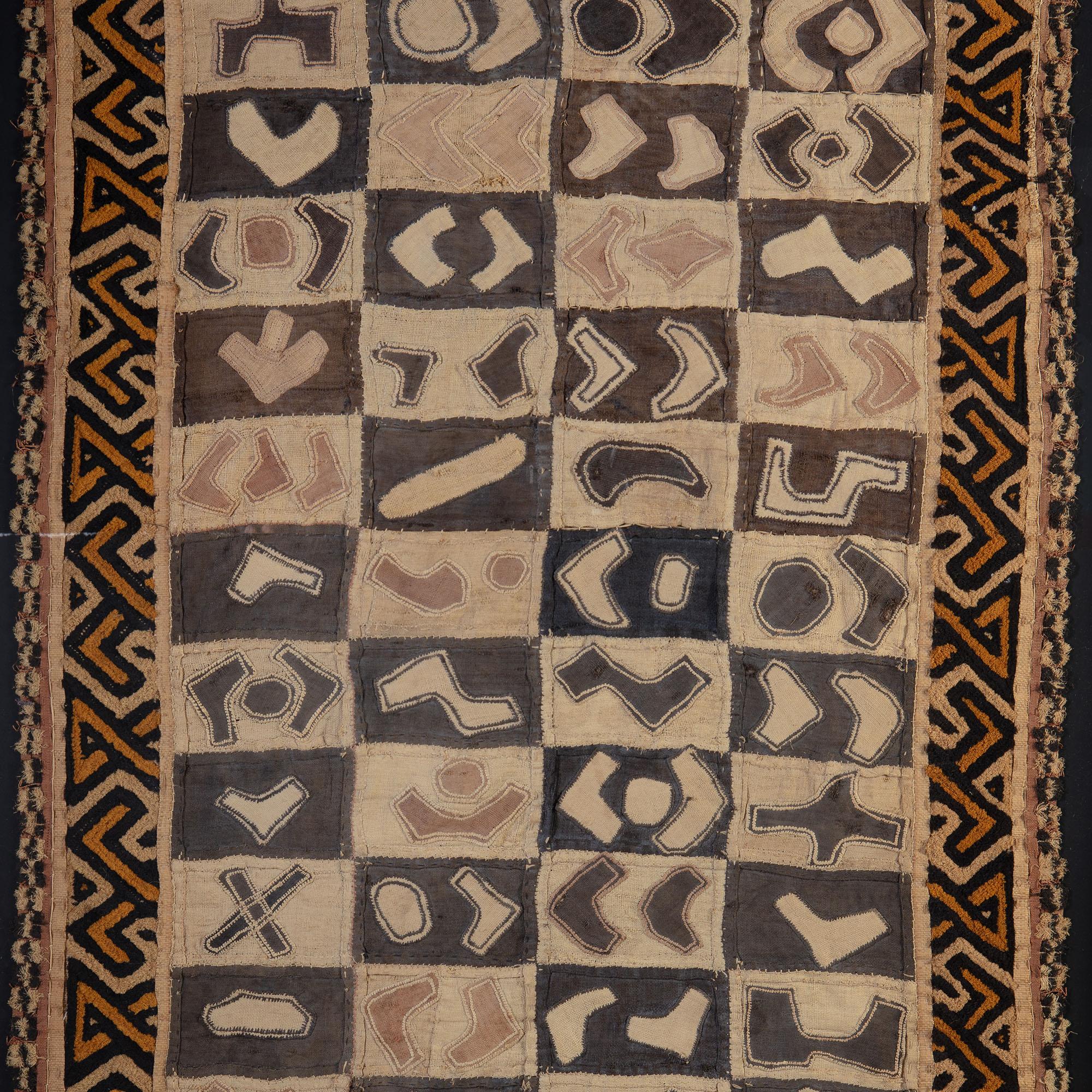 Frammento tessile incorniciato di grandi dimensioni di una gonna da ballo cerimoniale del Kuba People In condizioni buone in vendita a London, GB