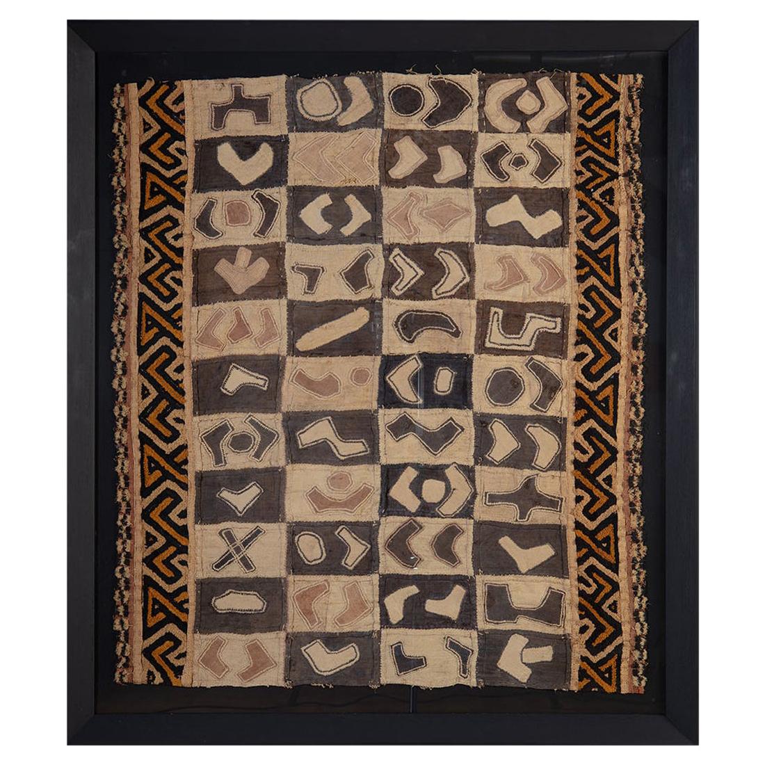 Frammento tessile incorniciato di grandi dimensioni di una gonna da ballo cerimoniale del Kuba People in vendita
