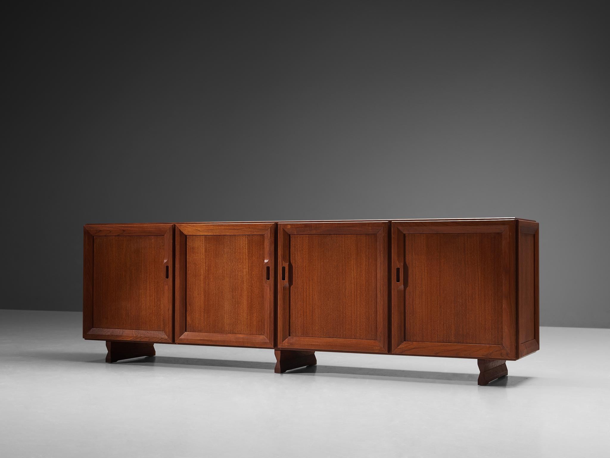 Franco Albini for Poggi, sideboard model MB 15, teak, Italy, design 1957

Well-designed sizable sideboard by Franco Albini for Poggi in the 1950s in Italy. This design features a simplistic aesthetic with sharp lines. This modern sideboard has four