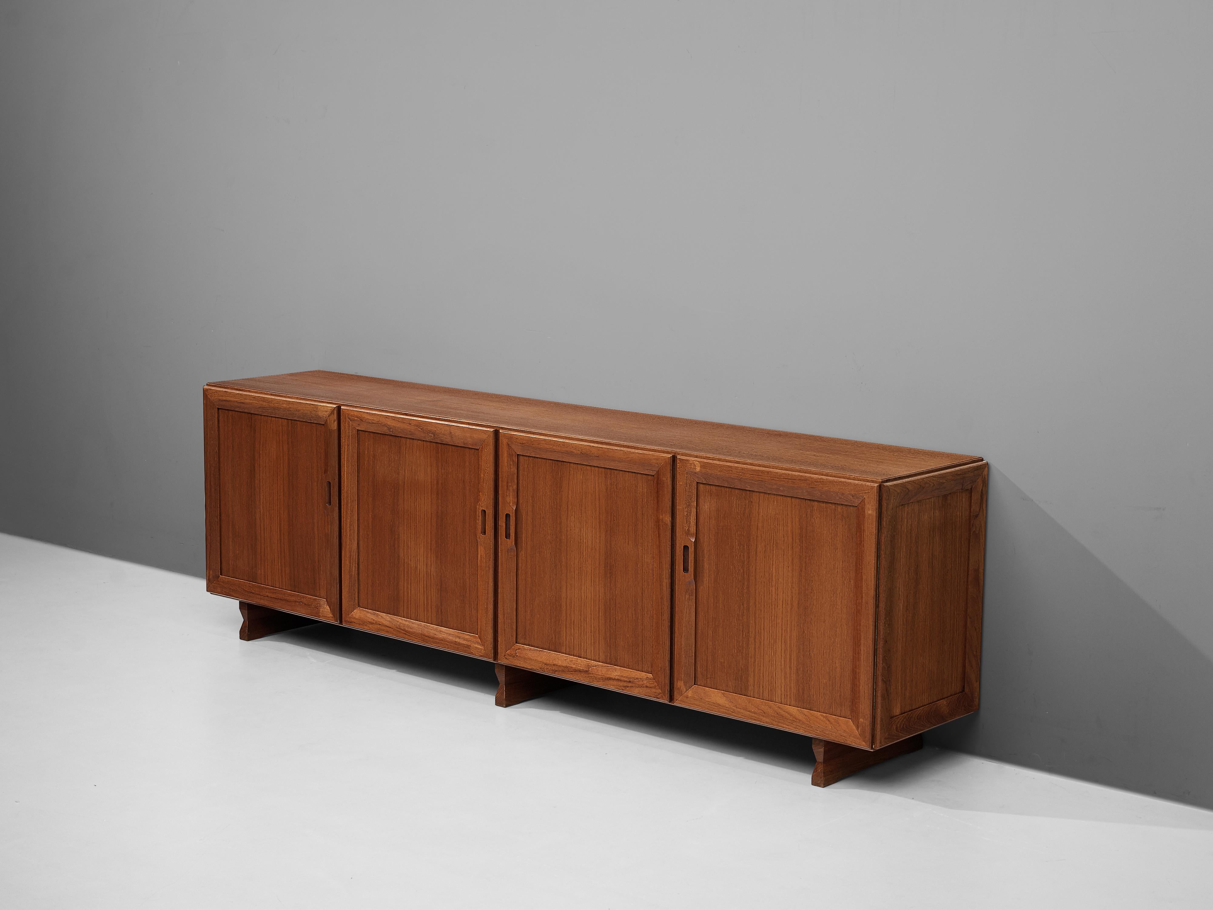 Franco Albini for Poggi, sideboard MB 51, teak, Italy, 1950

Well-designed long sideboard by Franco Albini for Poggi, which features a simplistic design with sharp lines. This modern sideboard has four compartments which you can access through