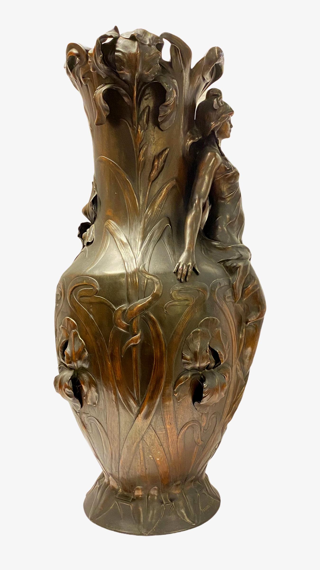 Muy grande y  Jarrón francés de metal blanco patinado Francois Moreau Art Nouveau del siglo XIX, de gran calidad.