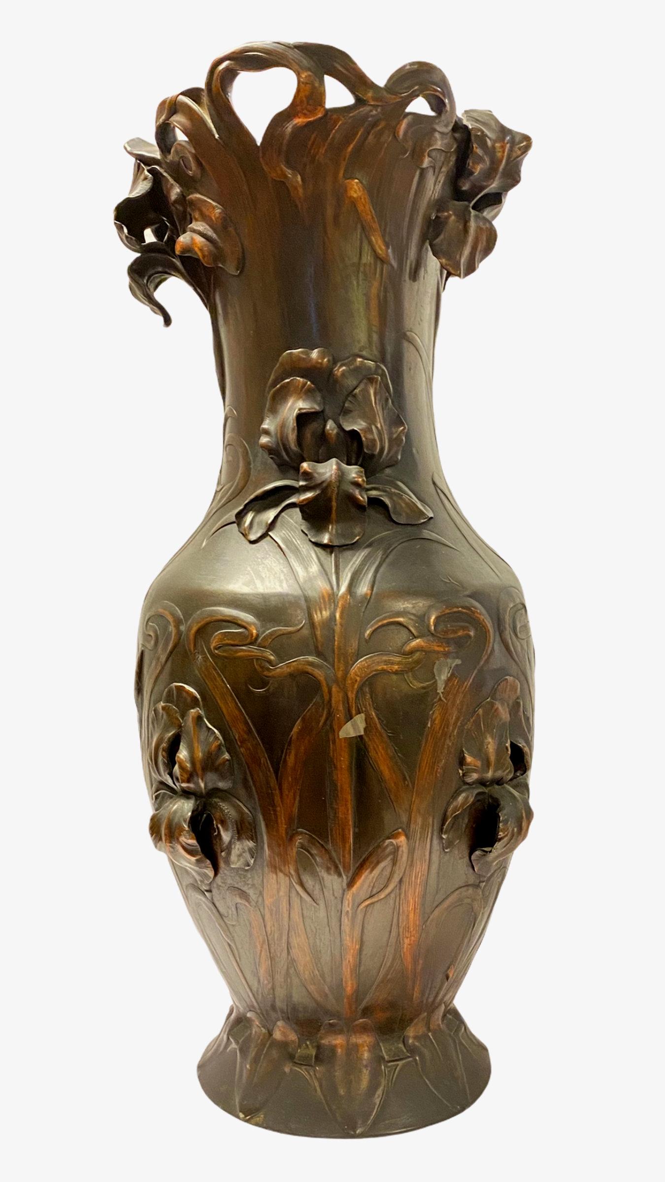 Gran jarrón de metal Art Nouveau François Moreau Patinado en venta