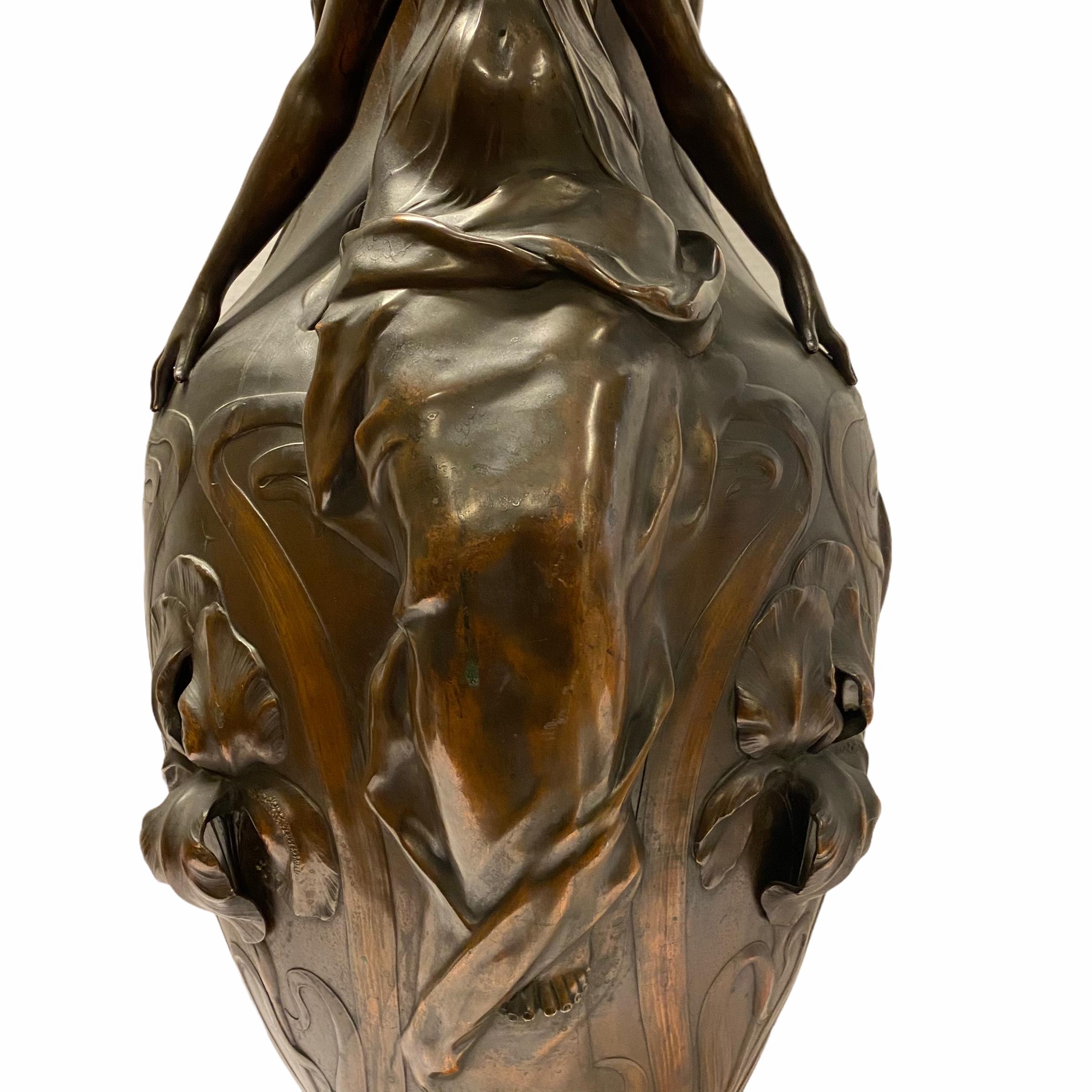 Gran jarrón de metal Art Nouveau François Moreau Fines del siglo XIX en venta