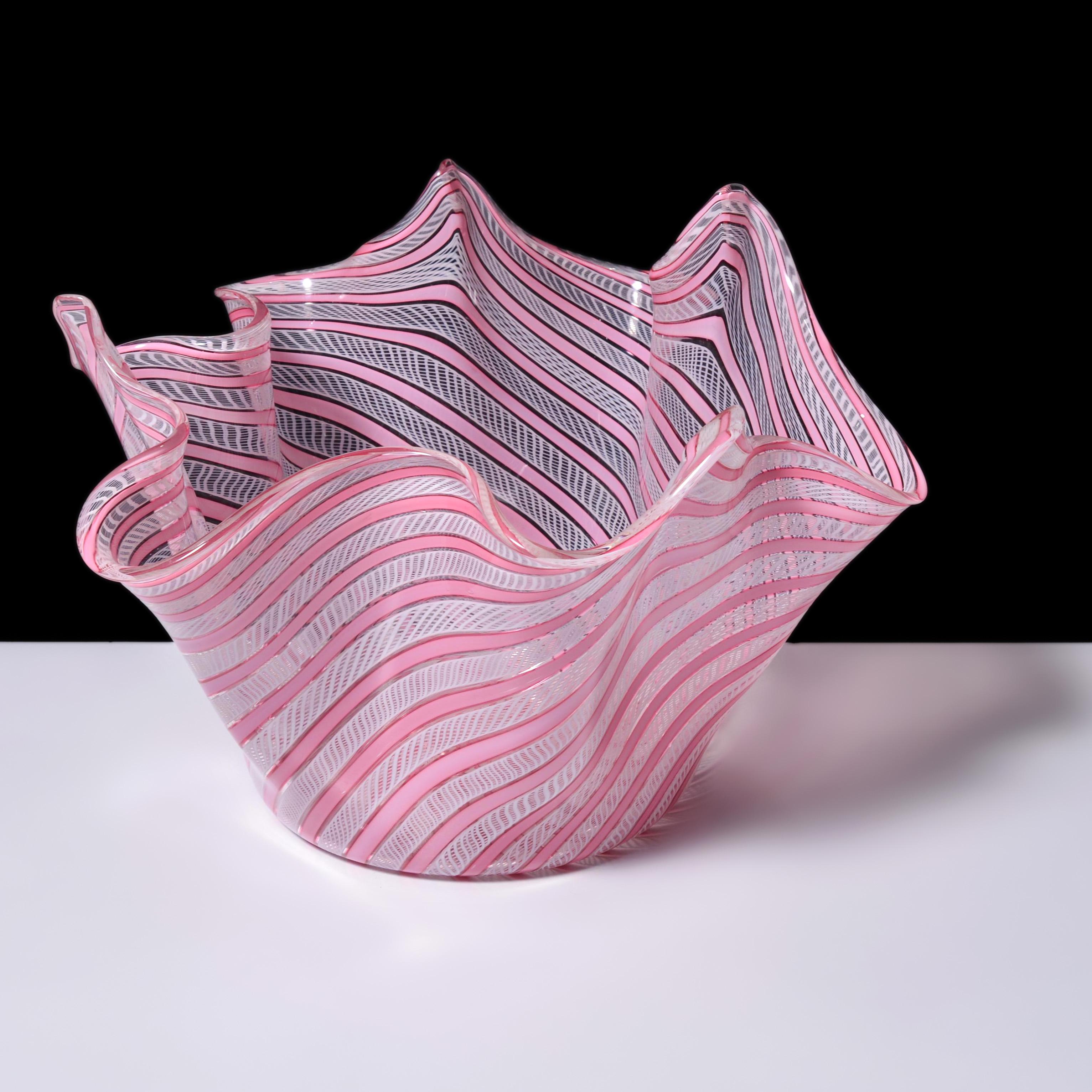 Artista/Designer; Produttore:  Fratelli Toso (Italia)
Marcatura(e); note: nessuna marcatura(e) evidente(i)
Materiali: vetro
Dimensioni (H, L, P): 8.5 