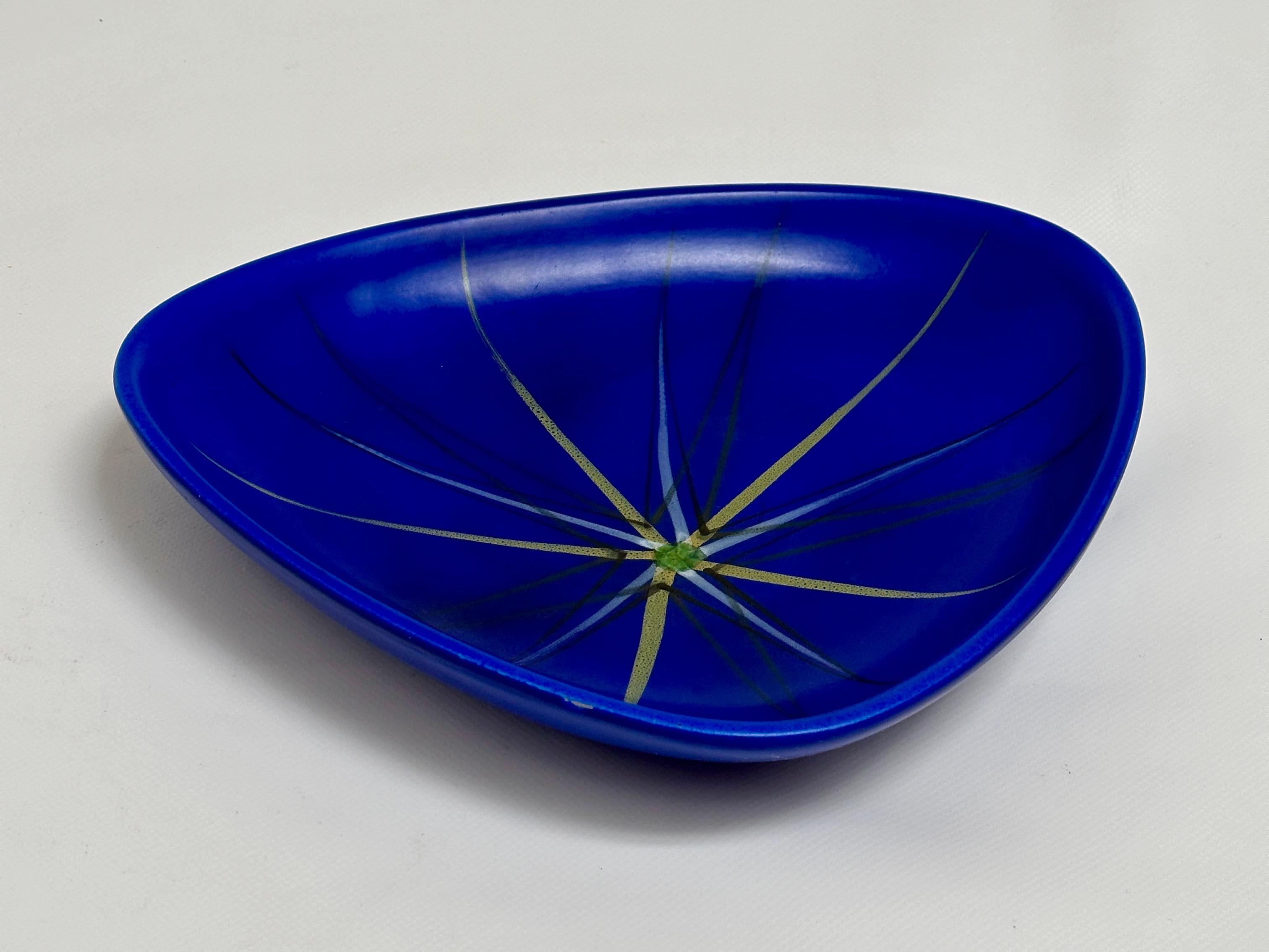 Large Free-Form Decorative Bowl, Andre Baud, Vallauris c. 1950 In Good Condition For Sale In St Ouen, FR