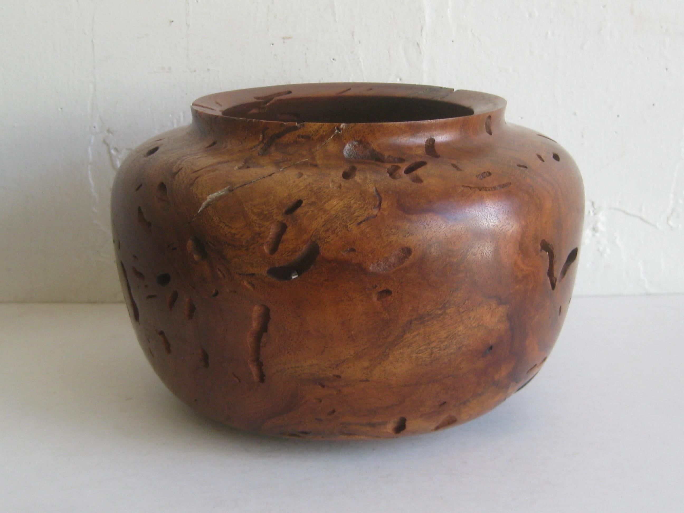 Sculpté à la main Grand vase en bois de mesquite de forme libre à bords naturels et à bords vifs de Norman Harrison en vente