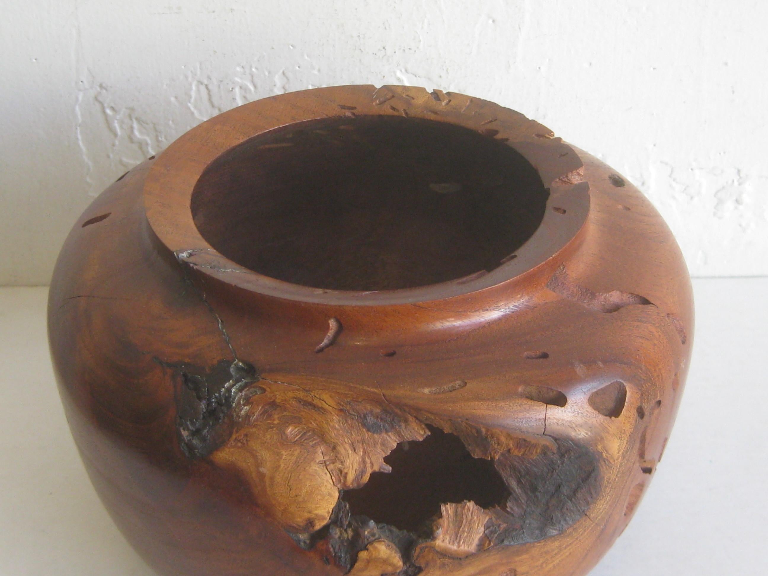 Grand vase en bois de mesquite de forme libre à bords naturels et à bords vifs de Norman Harrison en vente 1