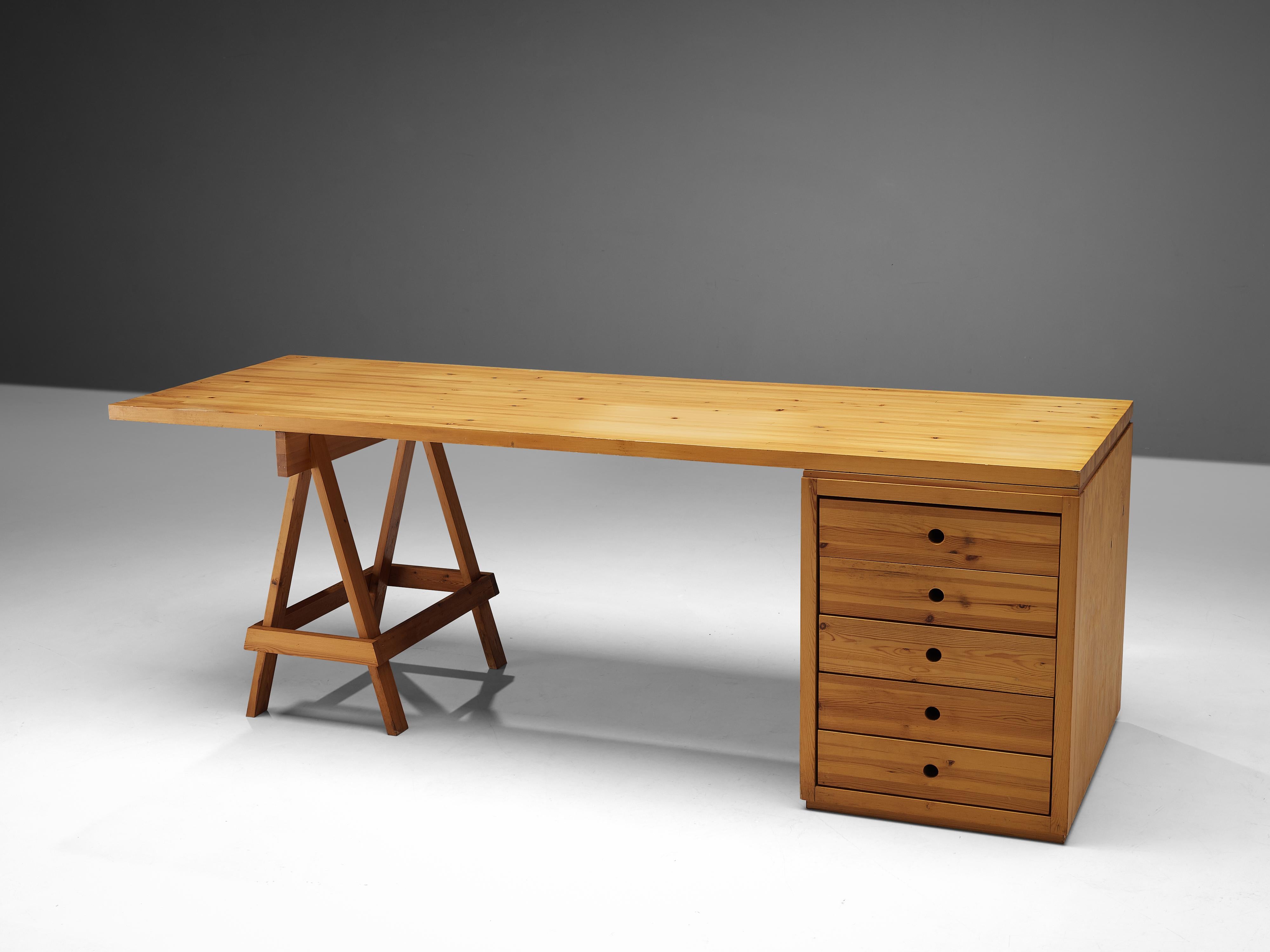 Ate van Apeldoorn for Houtwerk Hattem, desk with chest of drawers, solid pine, The Netherlands, 1960s

This asymmetrically designed desk by Ate van Apeldoorn can be placed as a free-standing element in the room. A striking tension is created by