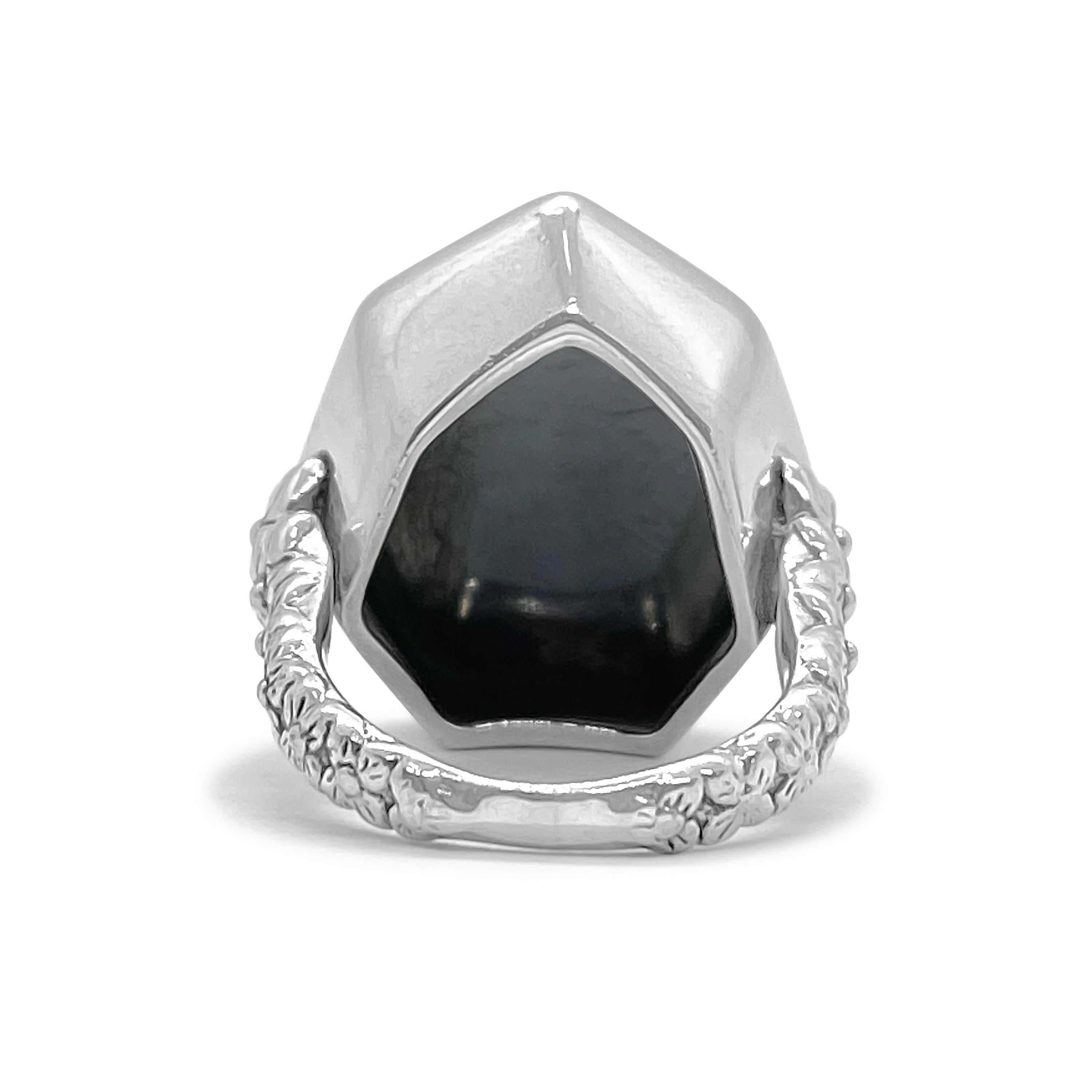 Questo splendido quarzo a forma libera con madreperla ed ematite, incastonato in un anello in argento sterling con incisione floreale, è davvero affascinante. La splendida combinazione delle misteriose sfumature della Madreperla e dell'Ematite