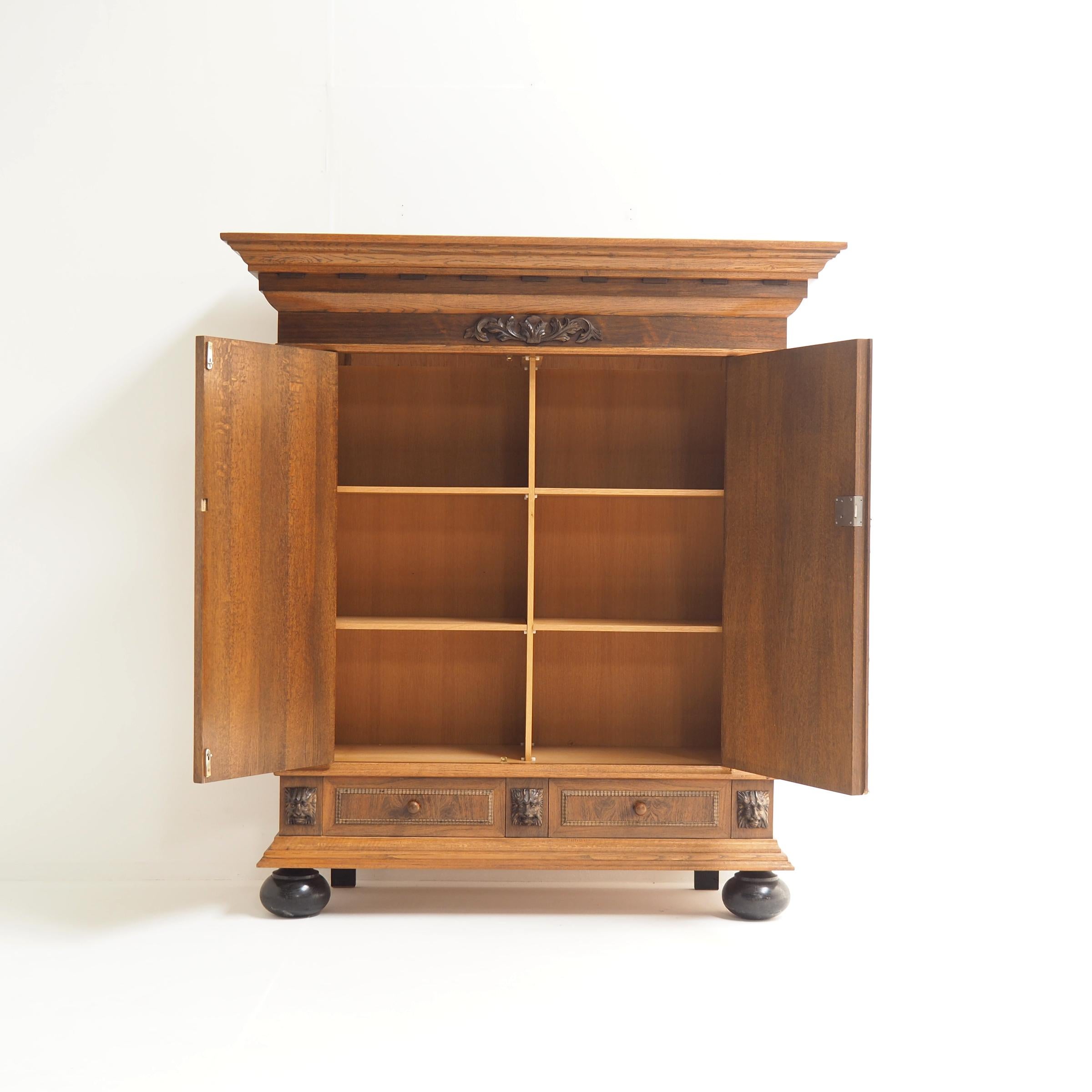 Großer, freistehender Schrank aus Eiche mit ebenholzfarbenen Beinen und Details (Niederländisch) im Angebot