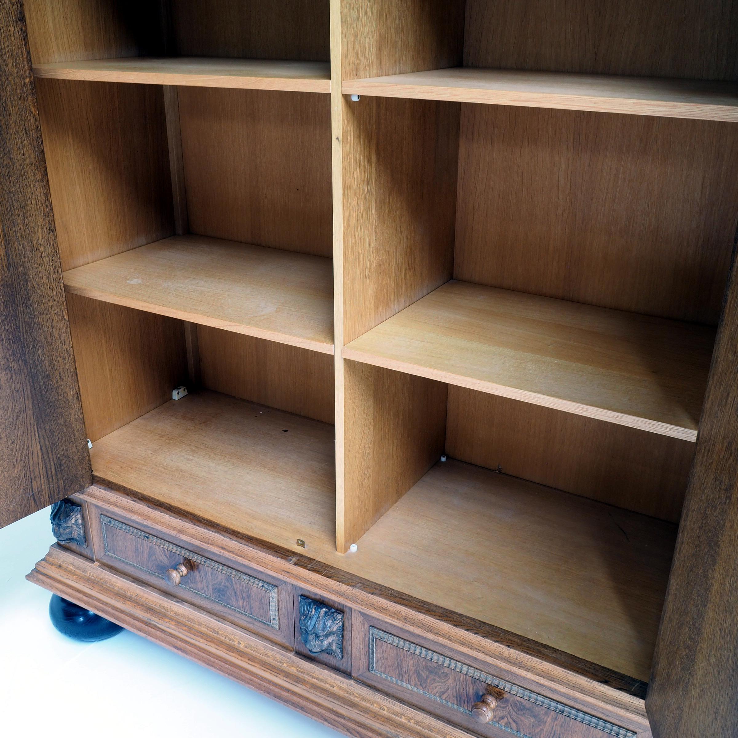 Großer, freistehender Schrank aus Eiche mit ebenholzfarbenen Beinen und Details im Zustand „Gut“ im Angebot in Beerse, VAN