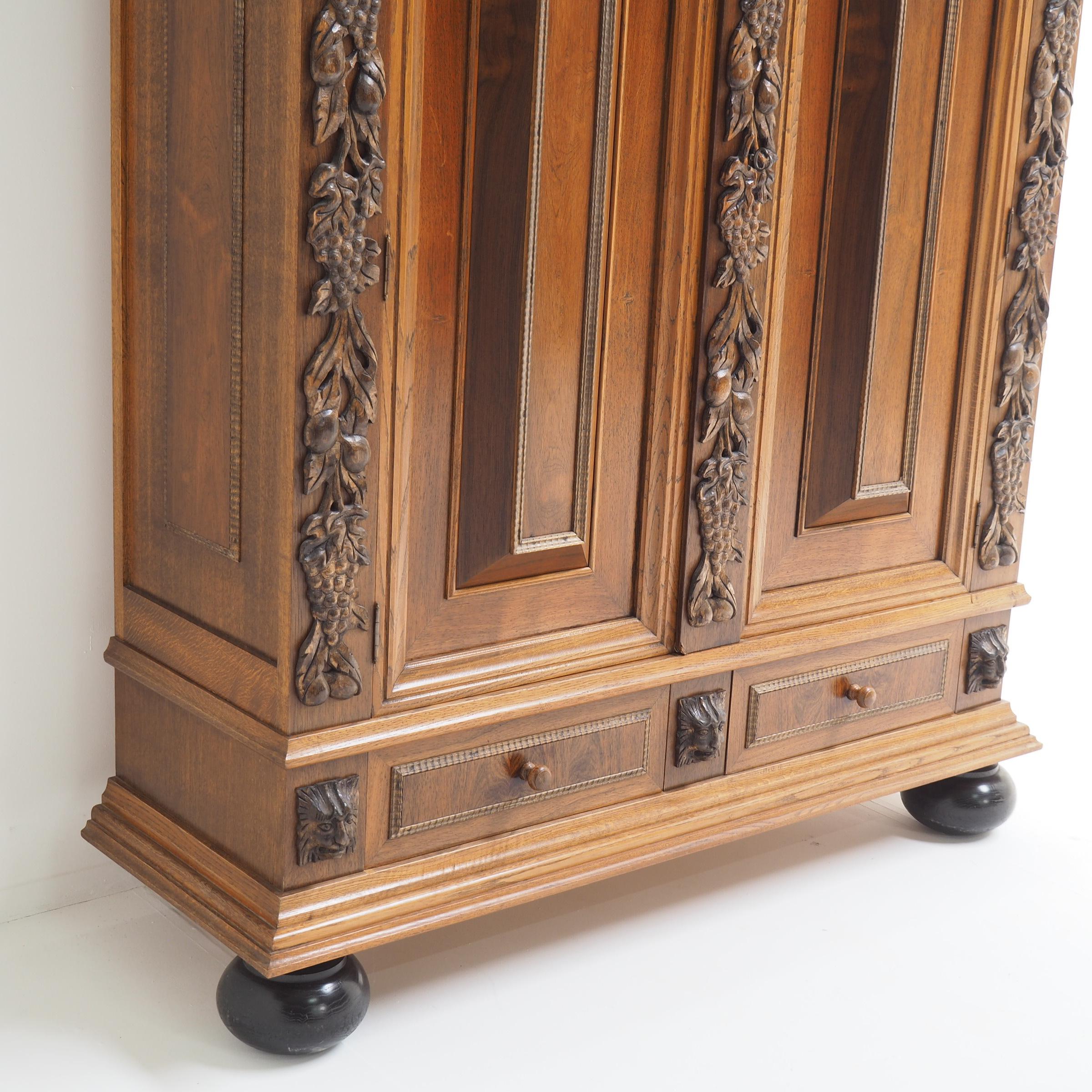Großer, freistehender Schrank aus Eiche mit ebenholzfarbenen Beinen und Details (20. Jahrhundert) im Angebot