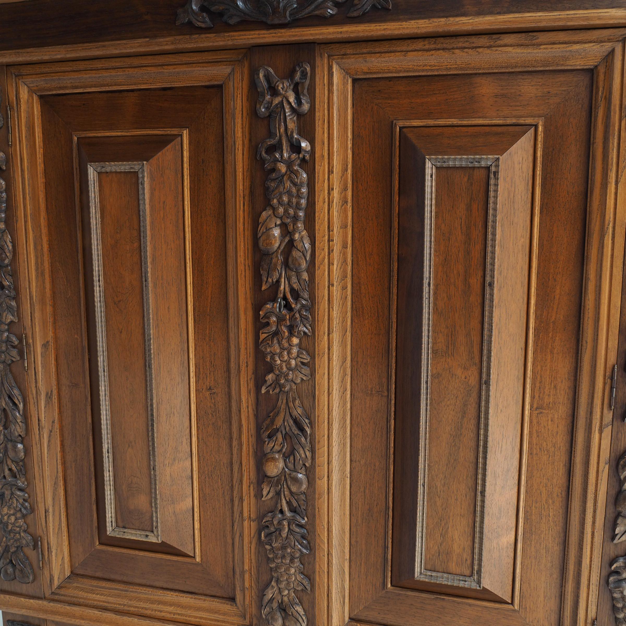 Großer, freistehender Schrank aus Eiche mit ebenholzfarbenen Beinen und Details im Angebot 1