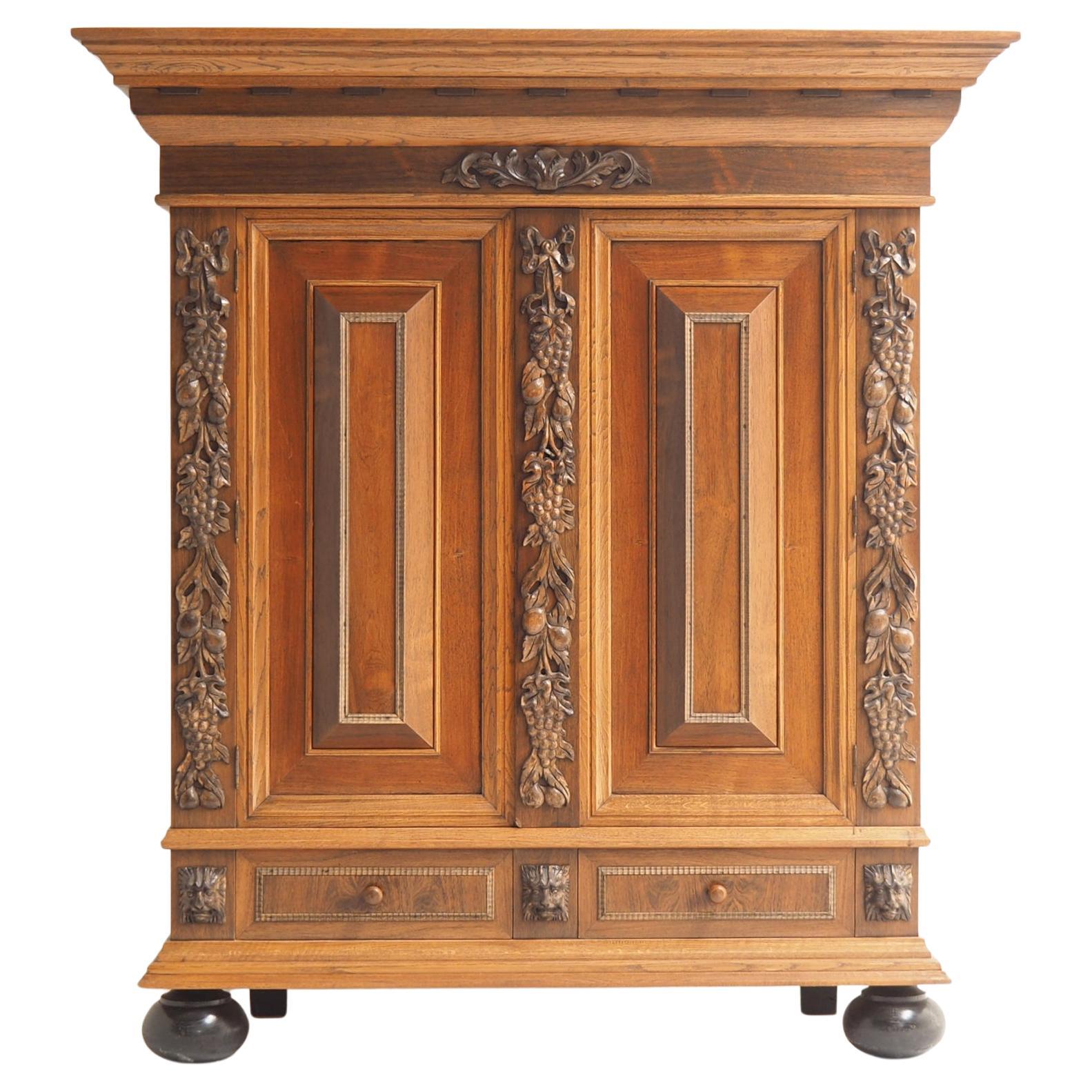 Grande armadio indipendente in Oak con gambe e dettagli color ebano.