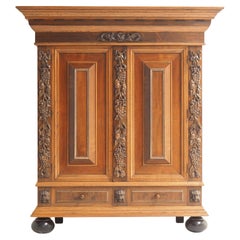 Grande armadio indipendente in Oak con gambe e dettagli color ebano.