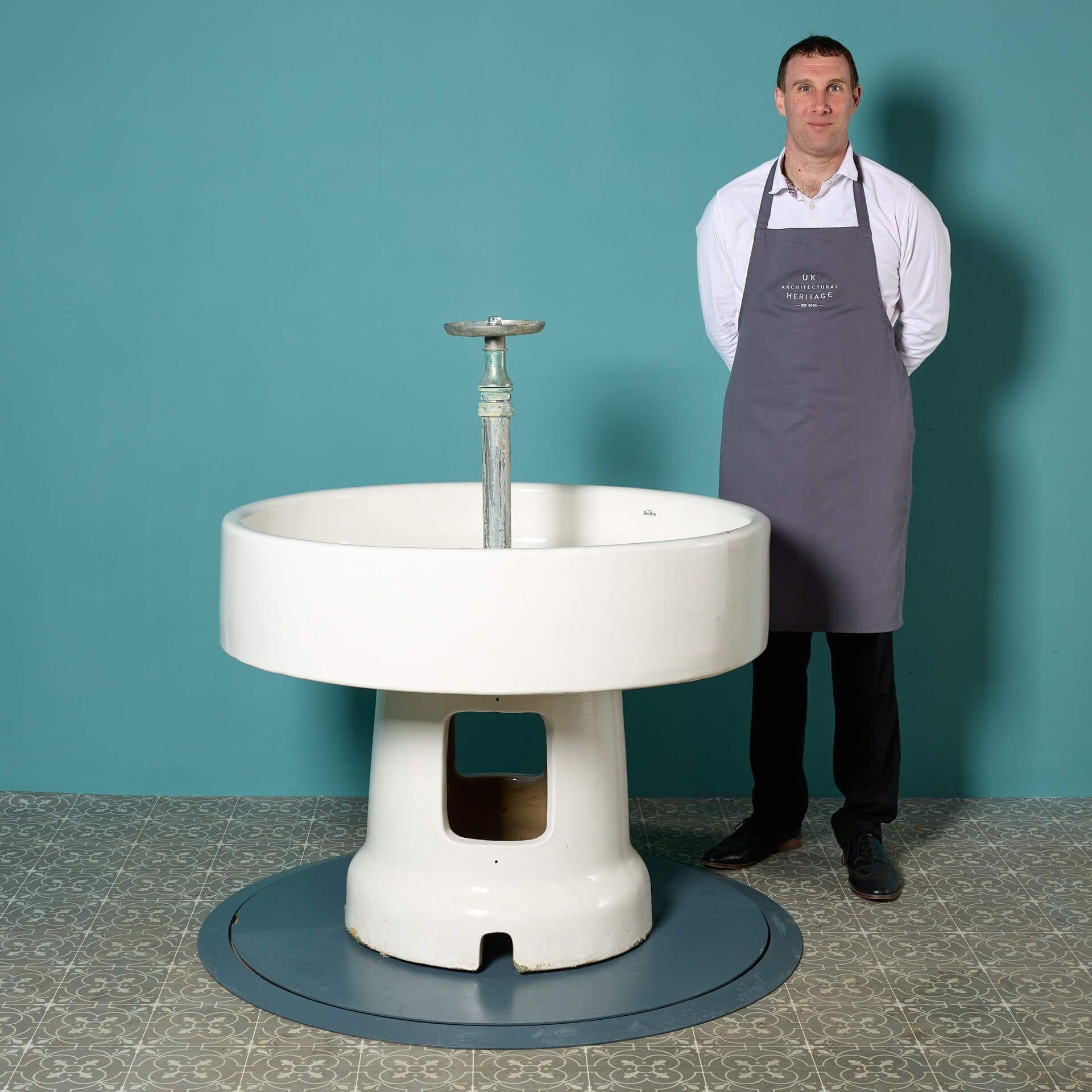 Un grande e imponente lavello circolare freestanding di Royal Doulton. Questo lavabo spettacolare è ideale per un progetto di bagno commerciale come lavabo comune, ma può anche essere utilizzato in un interno di grandi dimensioni come un laboratorio