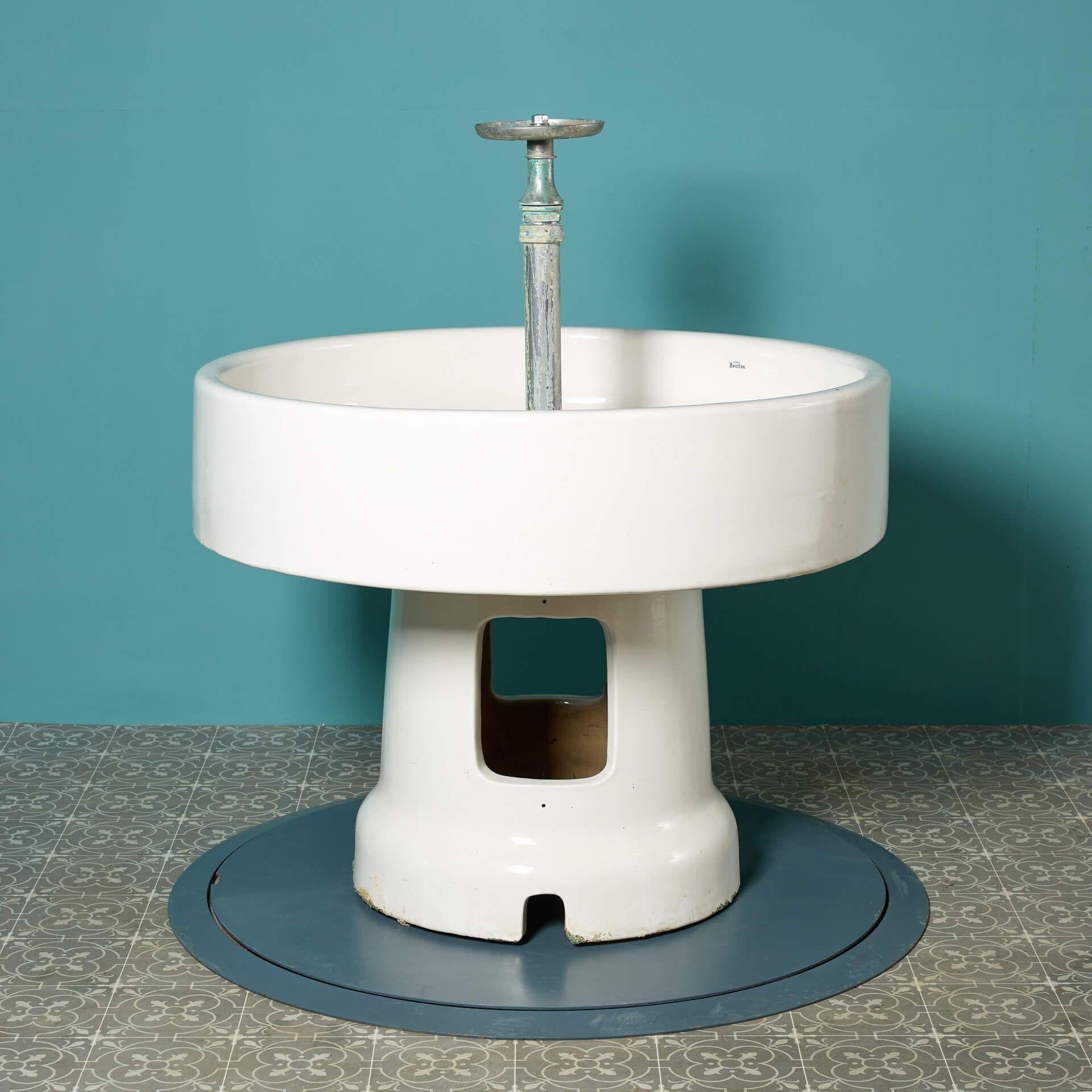 Lavandino circolare freestanding grande di Royal Doulton In condizioni discrete in vendita a Wormelow, Herefordshire